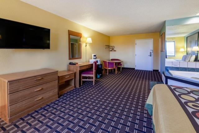 Super 8 by Wyndham Newcomerstown photo 62