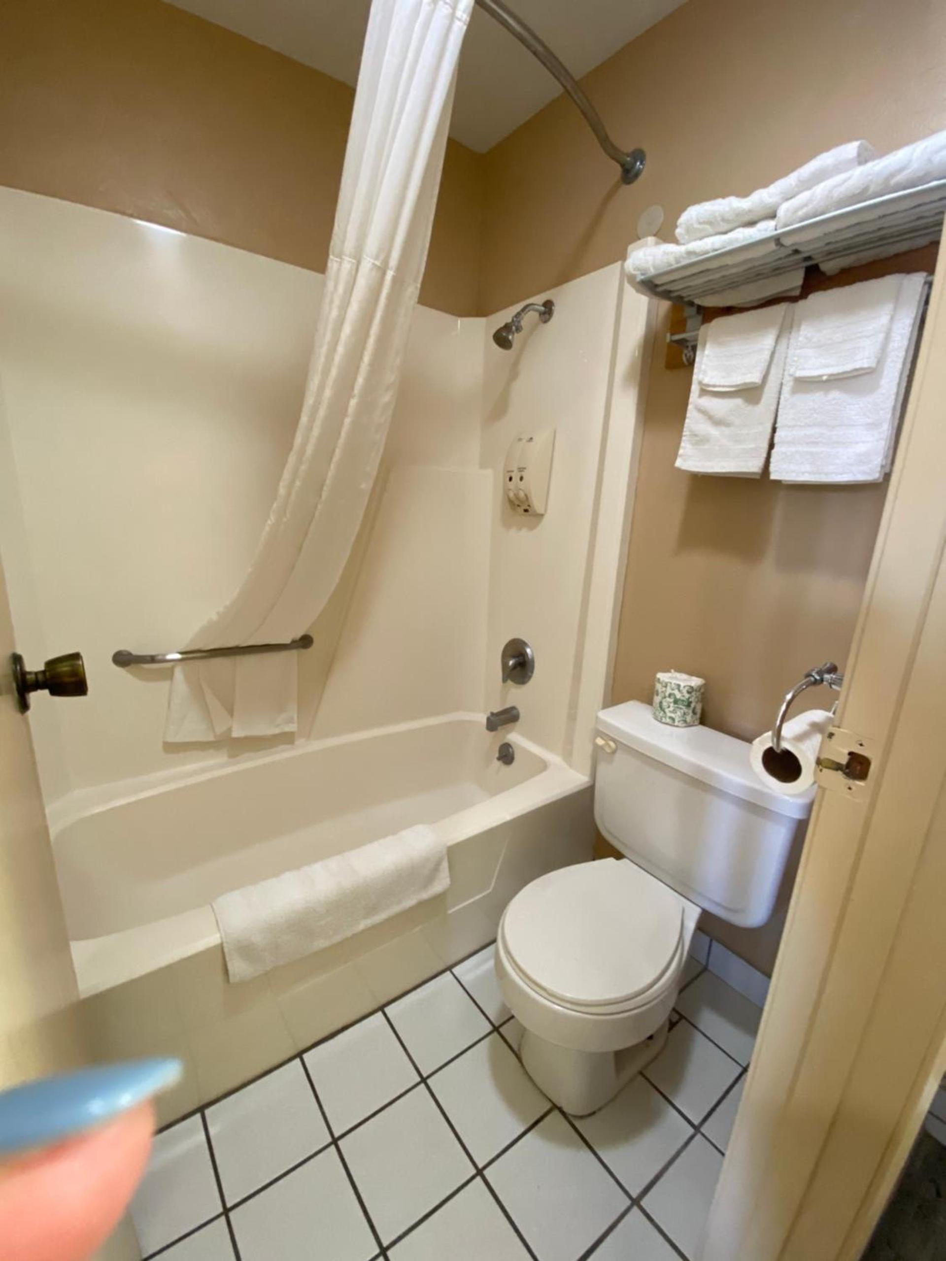 Americas Best Value Inn - Legend's Inn photo 80