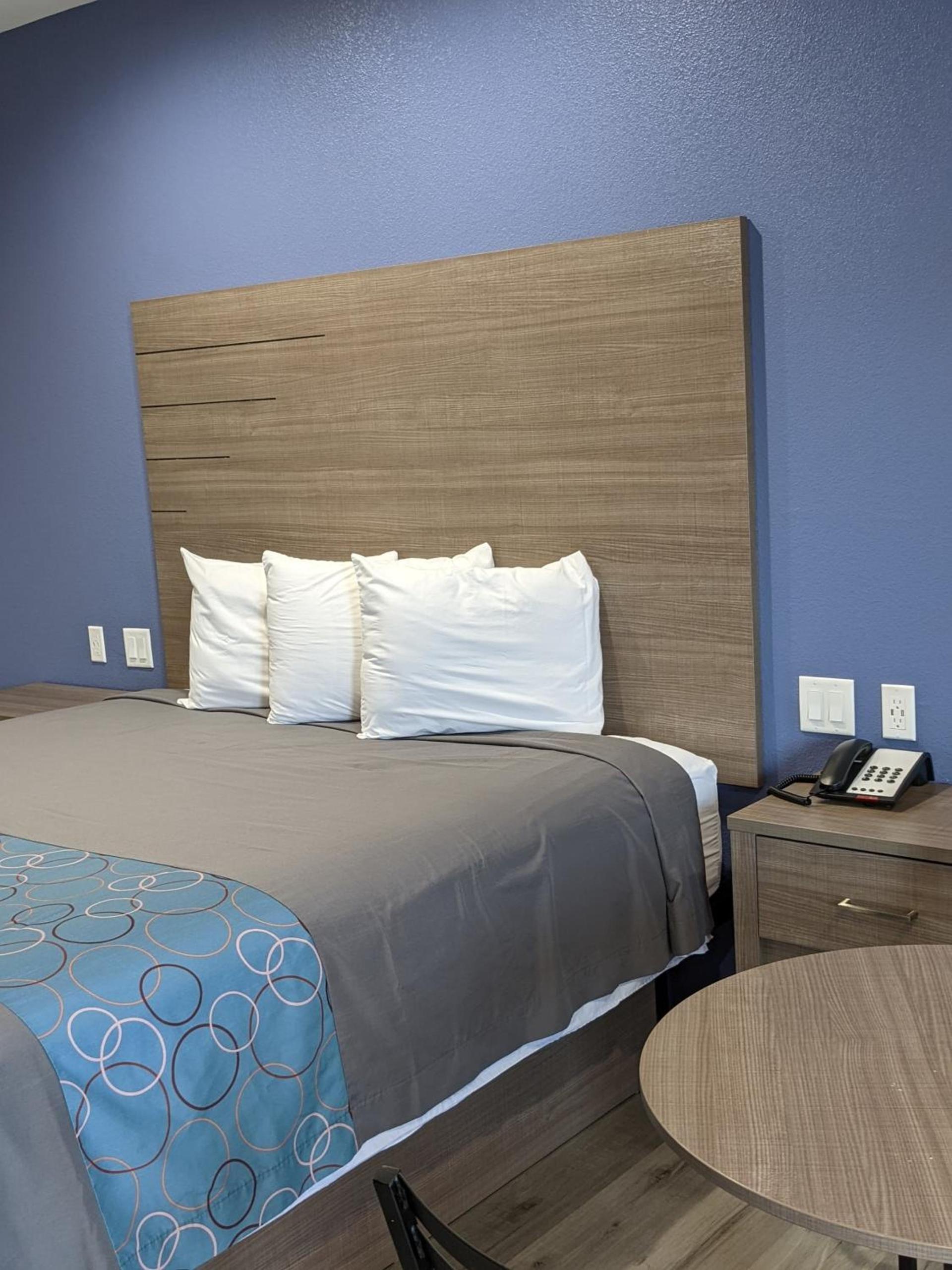 Holiday Inn motel photo 11