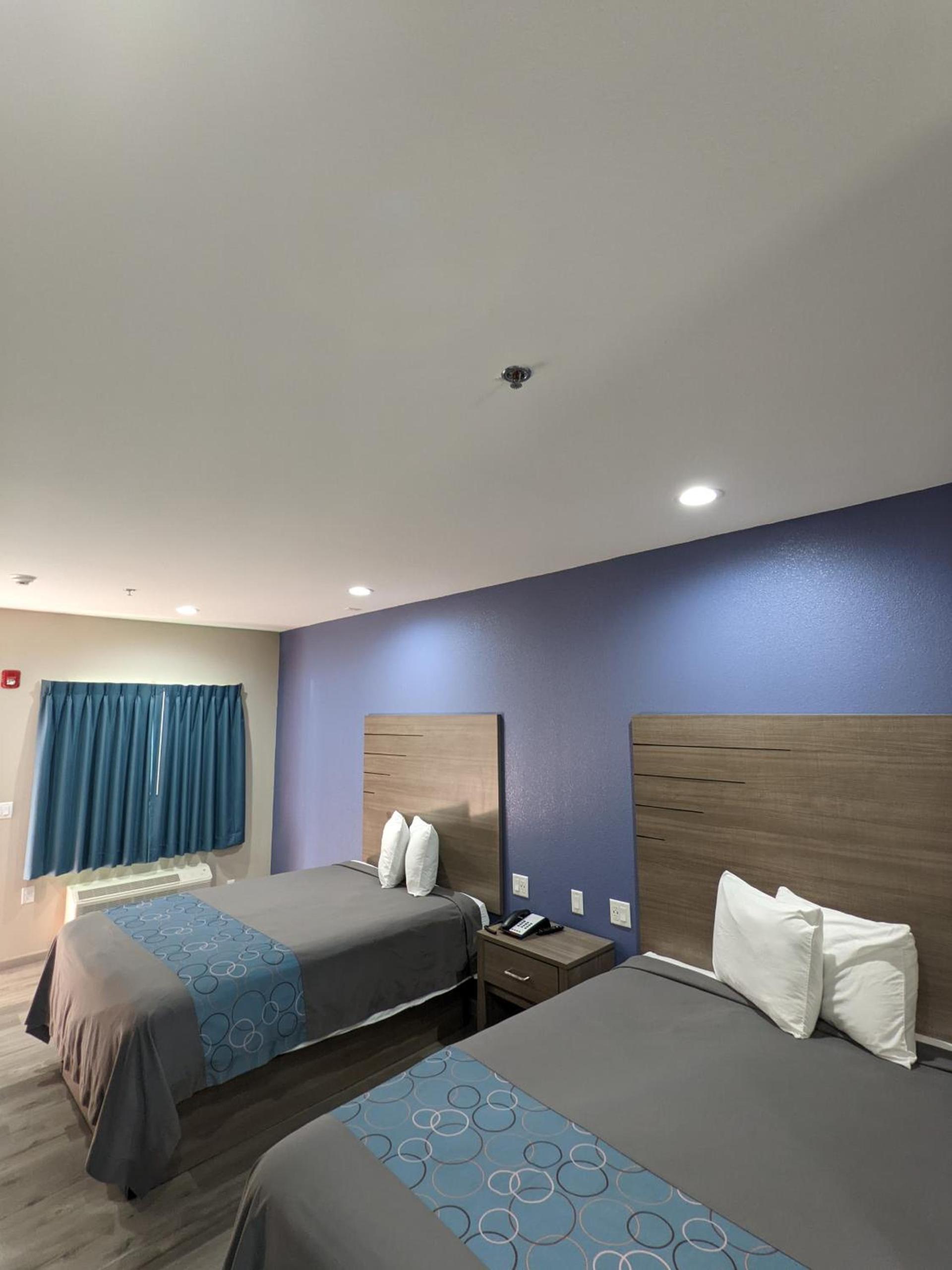 Holiday Inn motel photo 14
