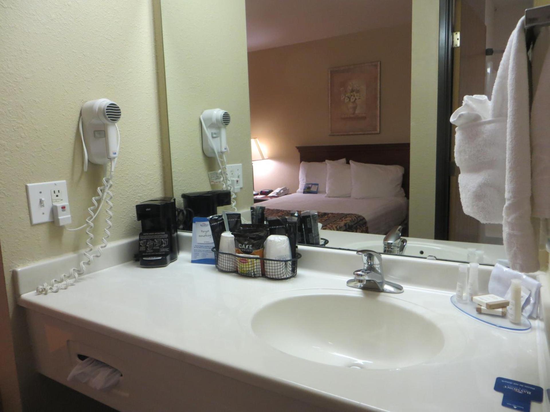 Days Inn by Wyndham Jackson photo 48