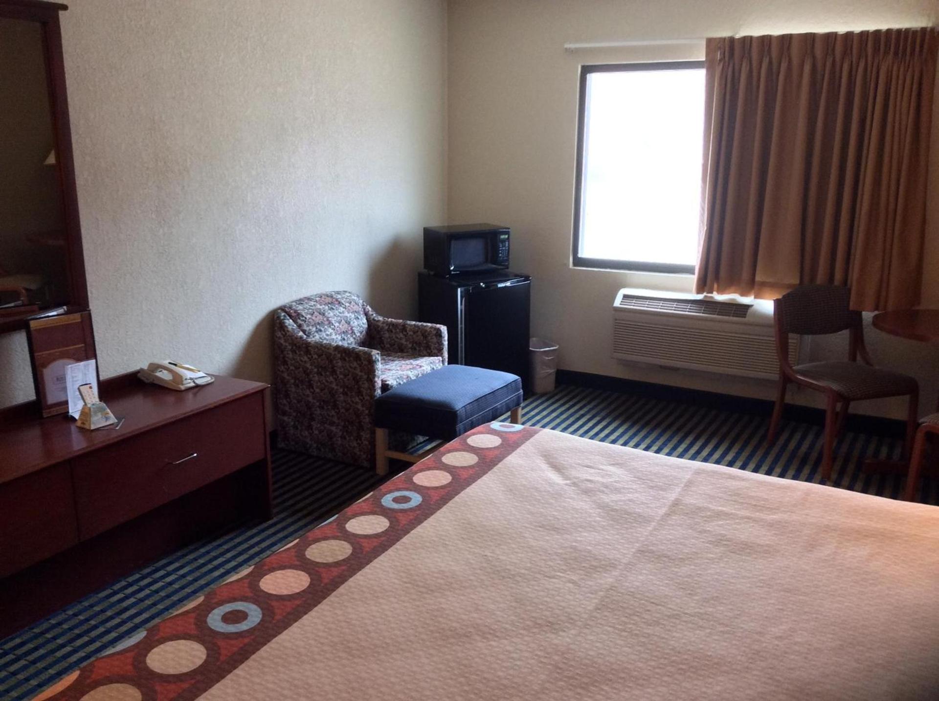 Super 8 by Wyndham Marshalltown photo 24