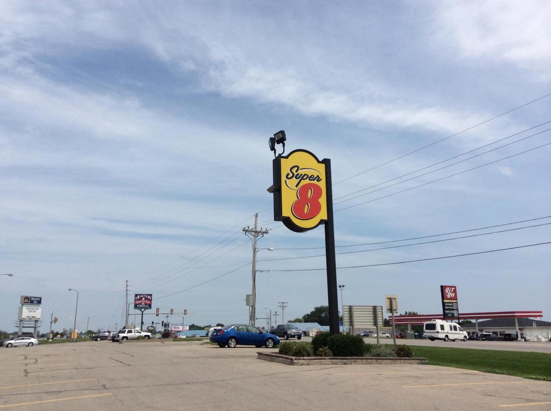 Super 8 by Wyndham Marshalltown photo 34