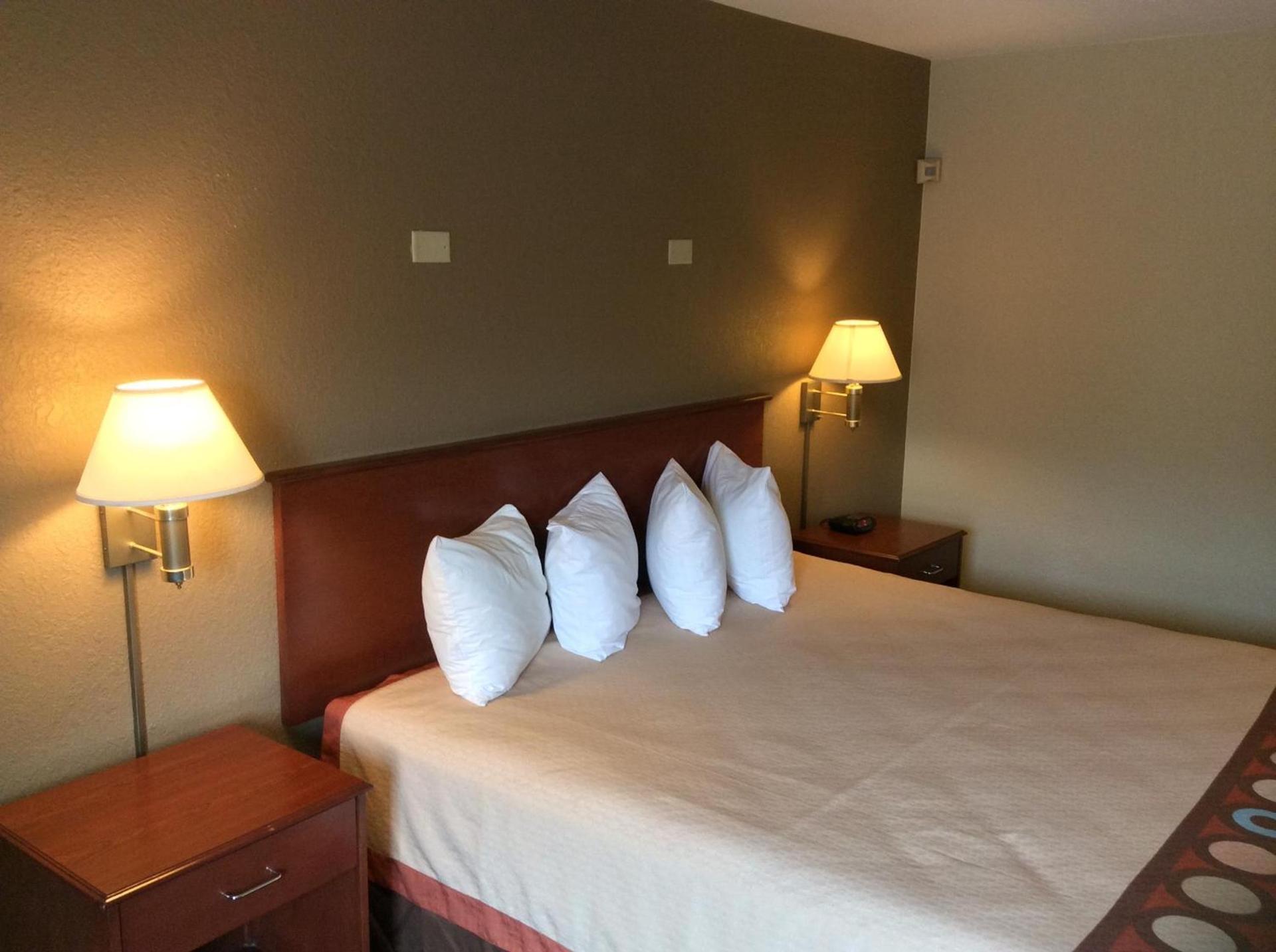 Super 8 by Wyndham Marshalltown photo 28