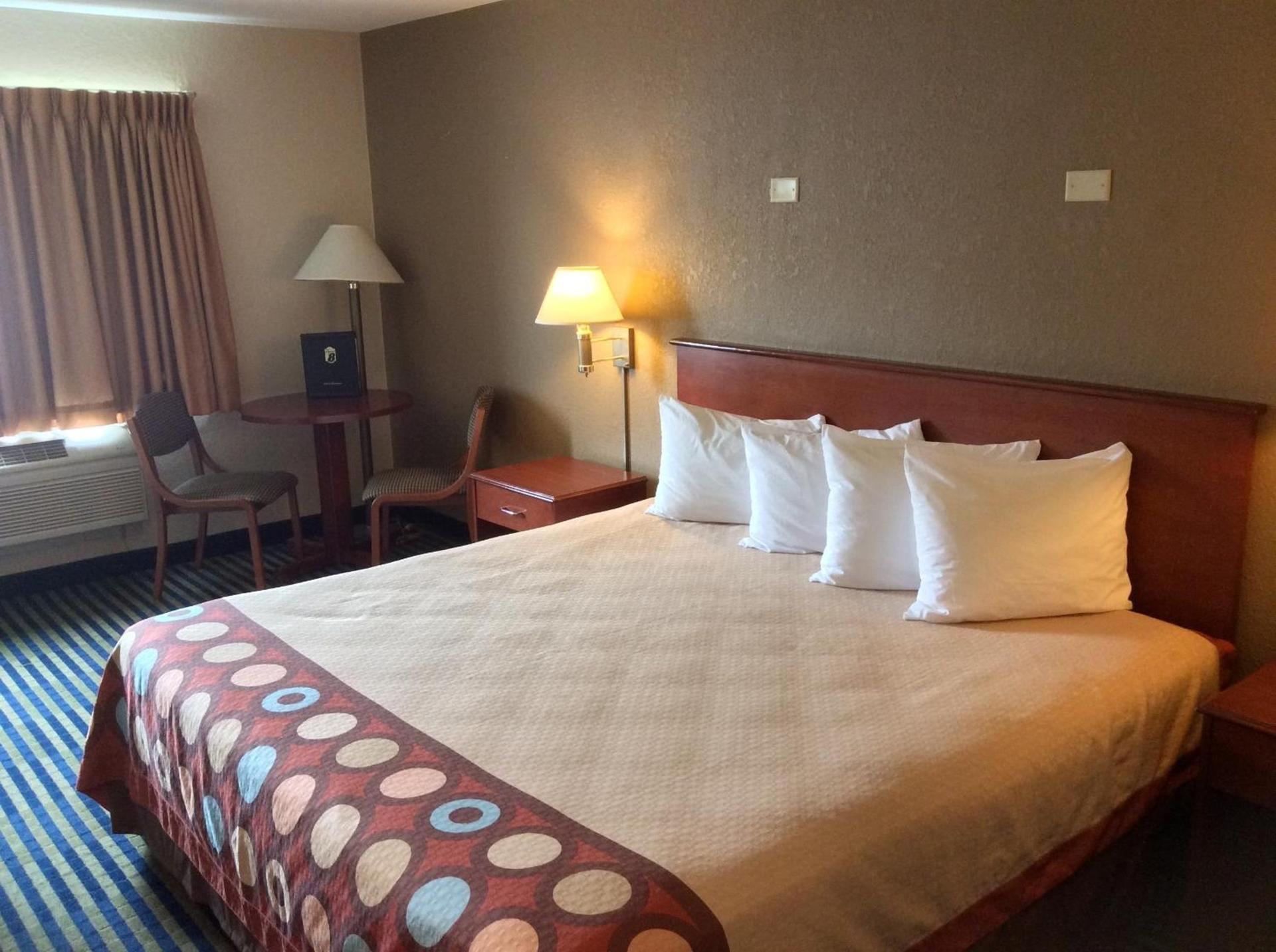 Super 8 by Wyndham Marshalltown photo 30