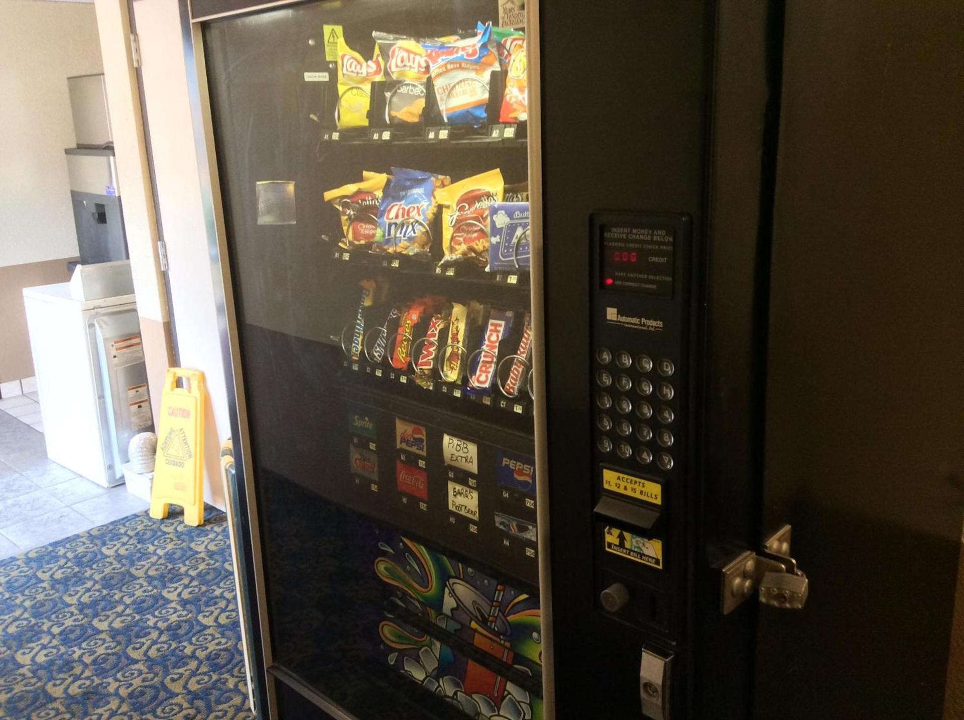 Super 8 by Wyndham Marshalltown photo 32