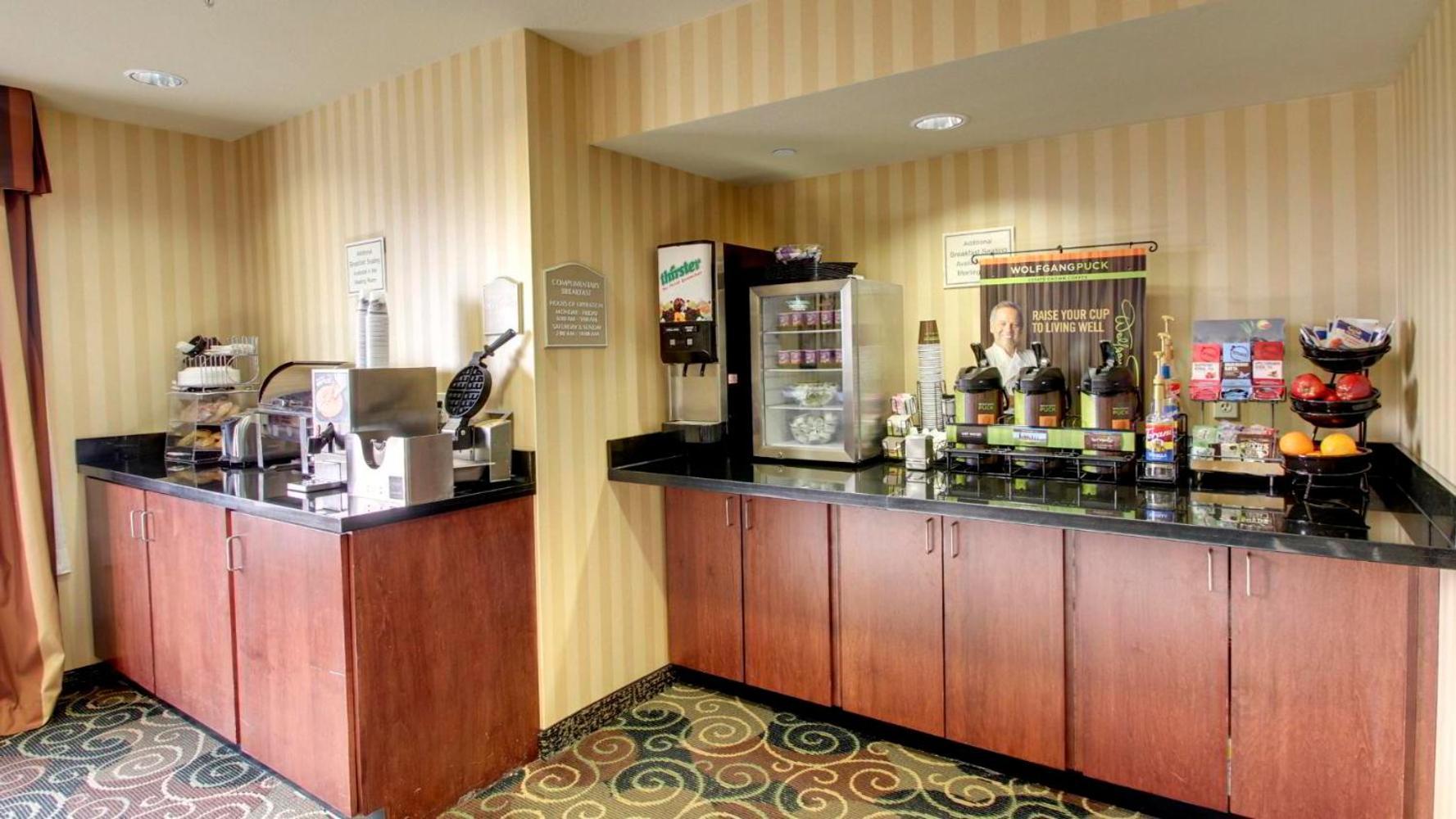 Cobblestone Hotel - Wayne photo 9