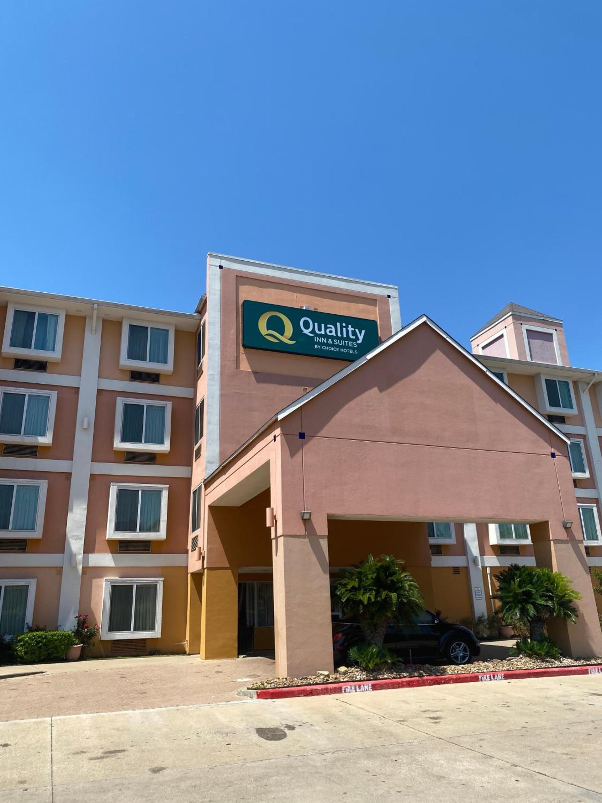 Quality Inn & Suites West Chase photo 1
