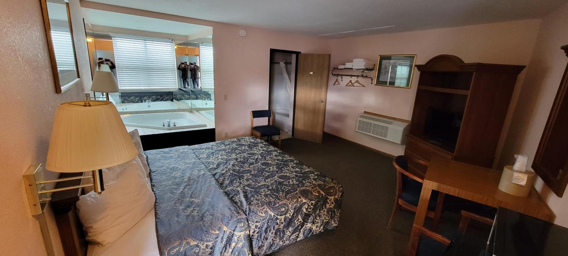 Mackinaw Budget Inn photo 6