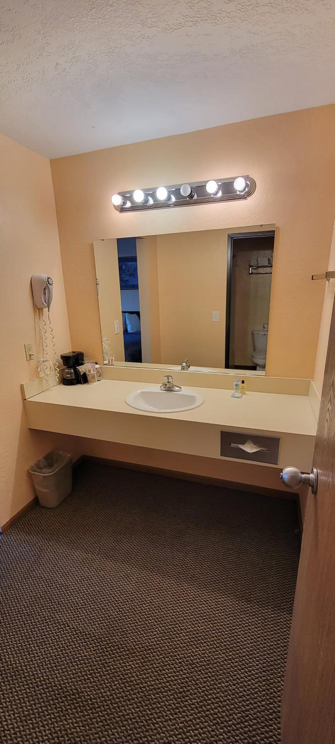 Mackinaw Budget Inn photo 9
