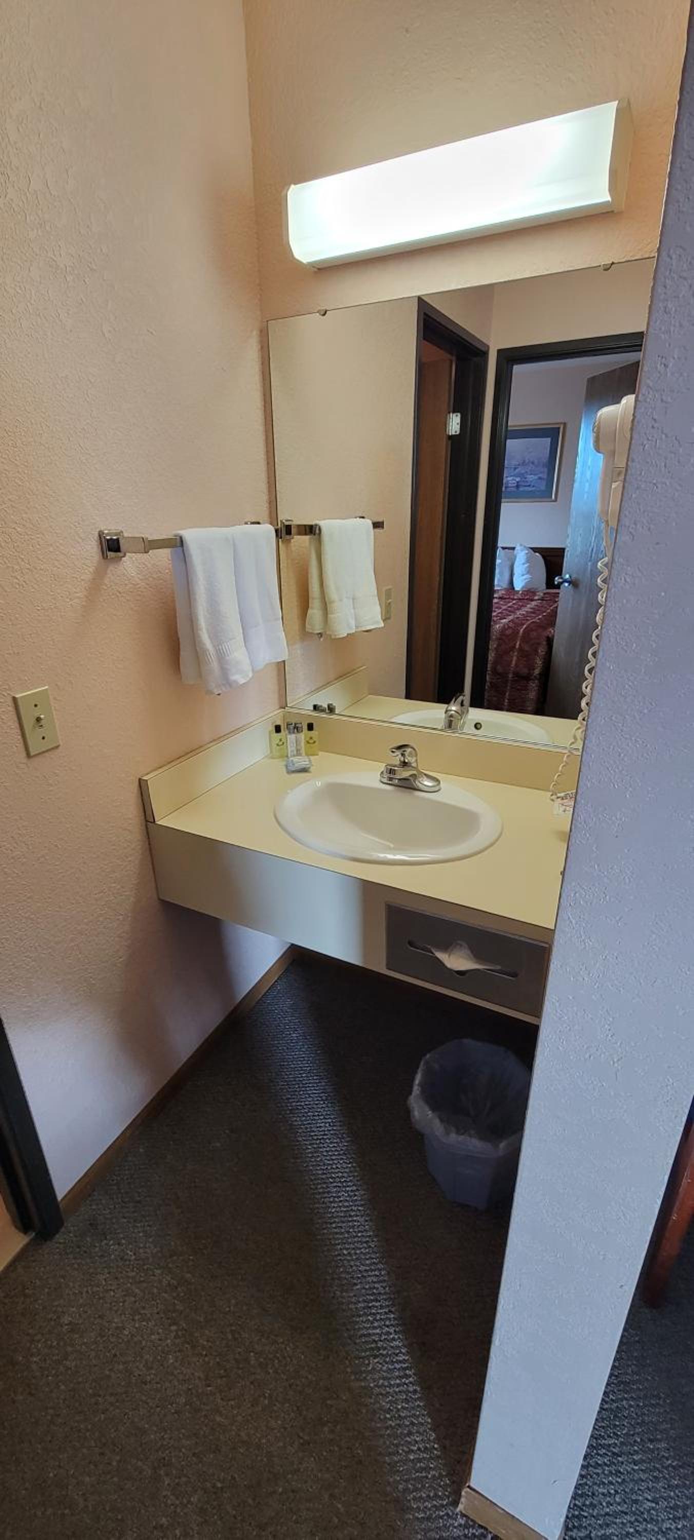 Mackinaw Budget Inn photo 11