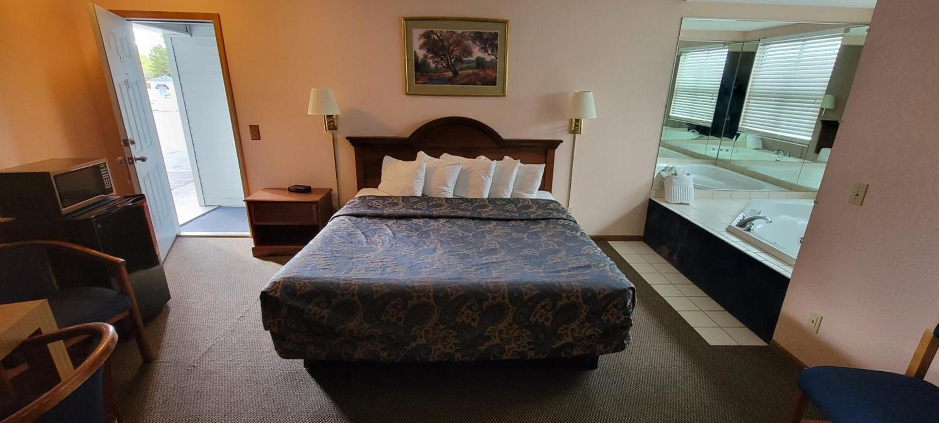Mackinaw Budget Inn photo 12