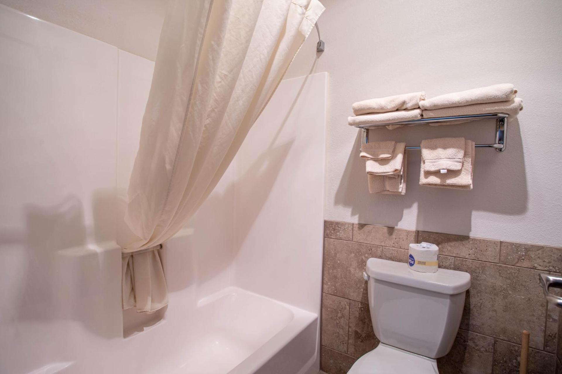 North Park Inn & Suites photo 2