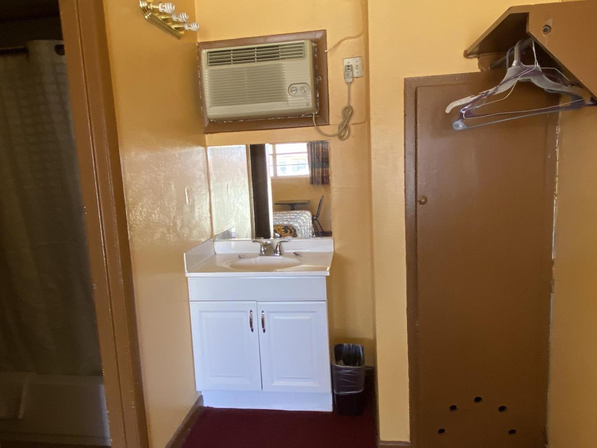 Rodeway Inn photo 11