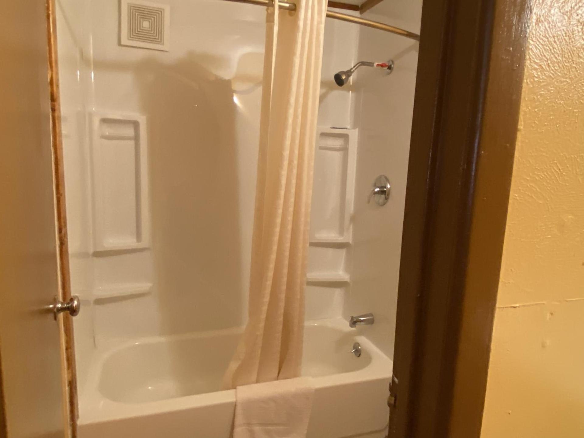 Rodeway Inn photo 9
