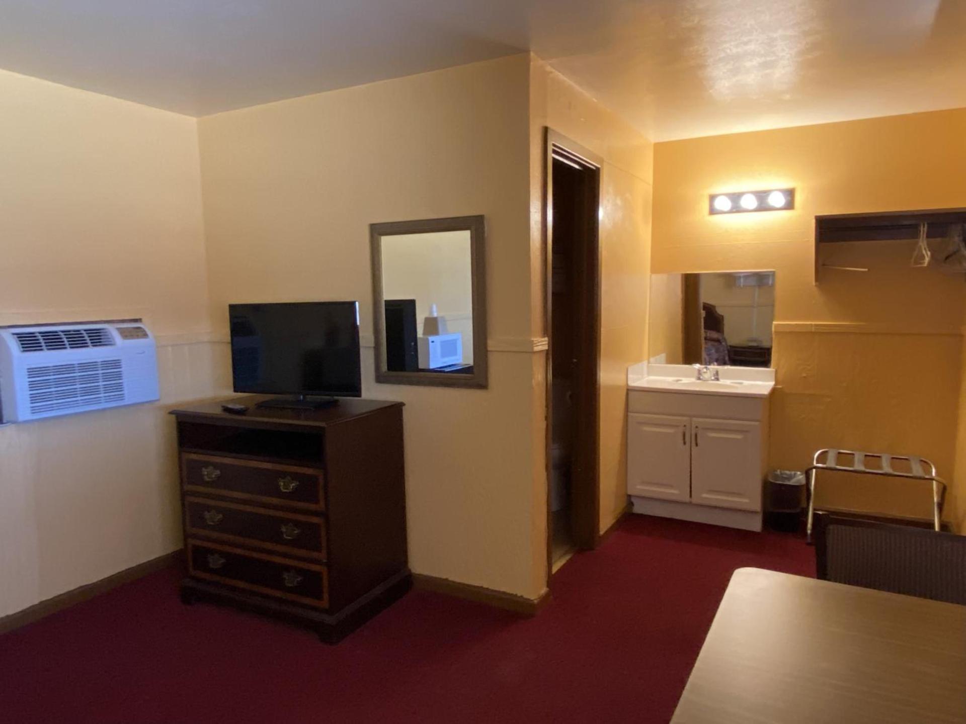 Rodeway Inn photo 8