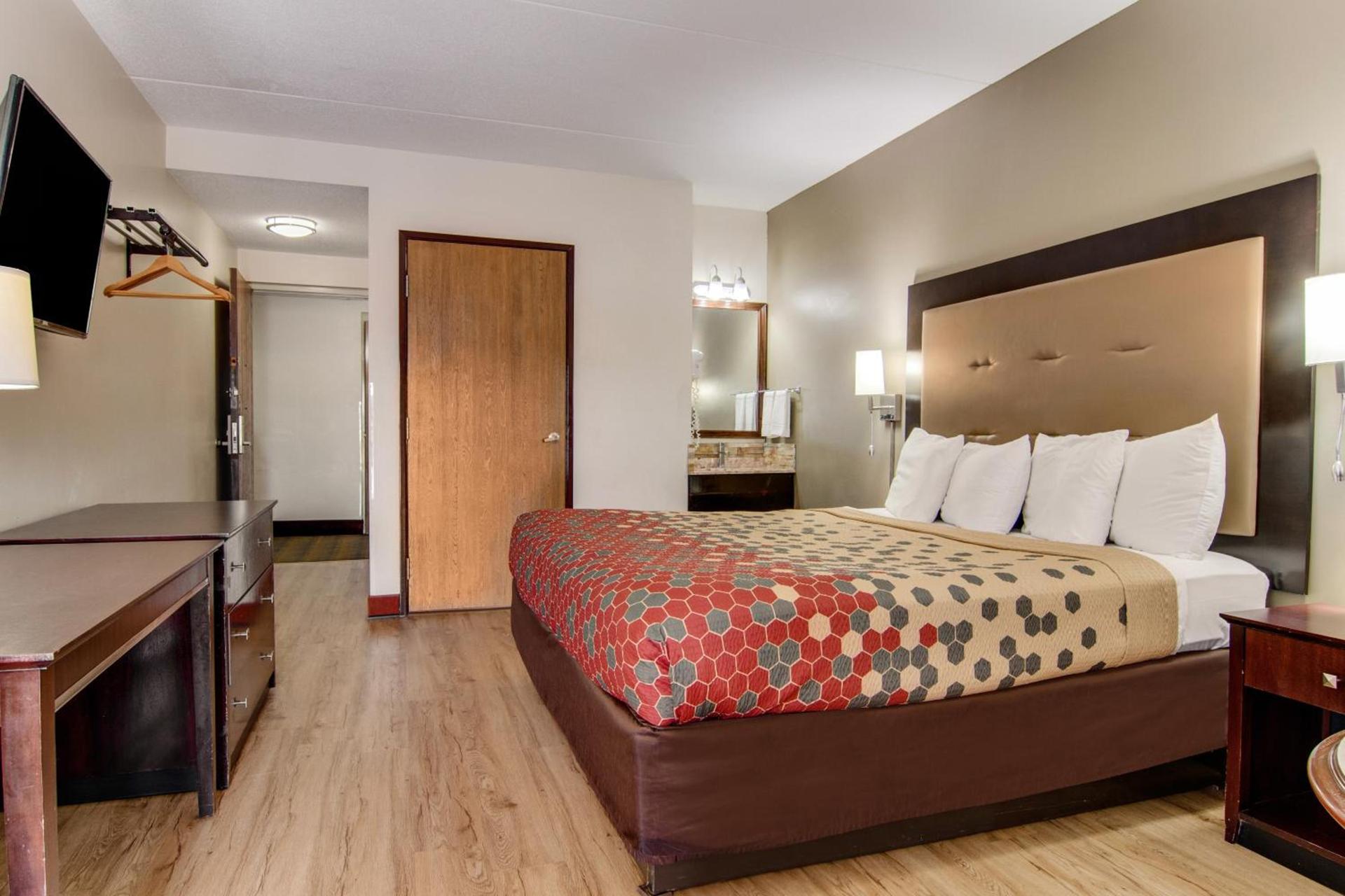 Econo Lodge Cadillac by Choice photo 29