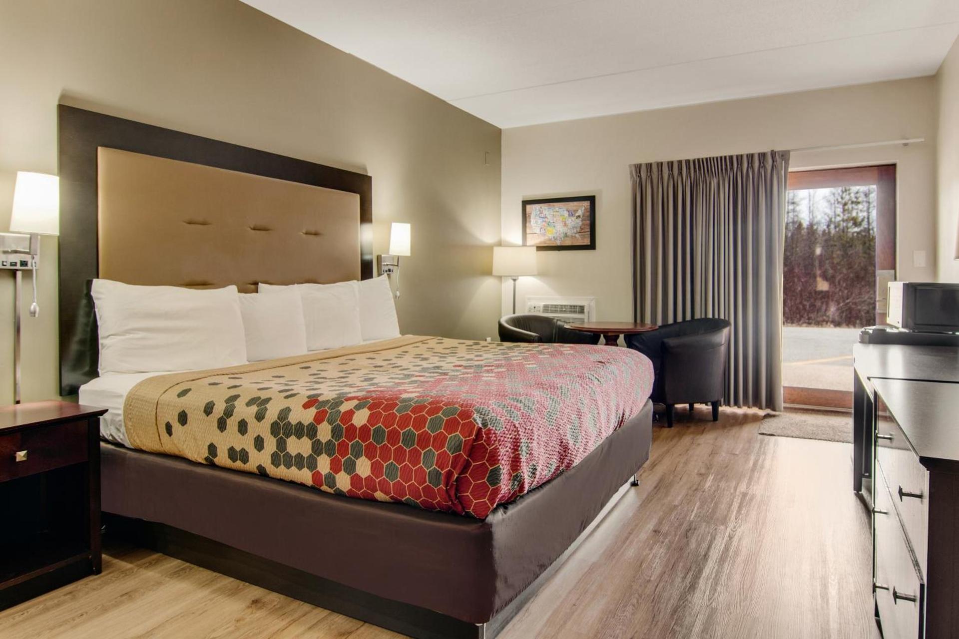 Econo Lodge Cadillac by Choice photo 30