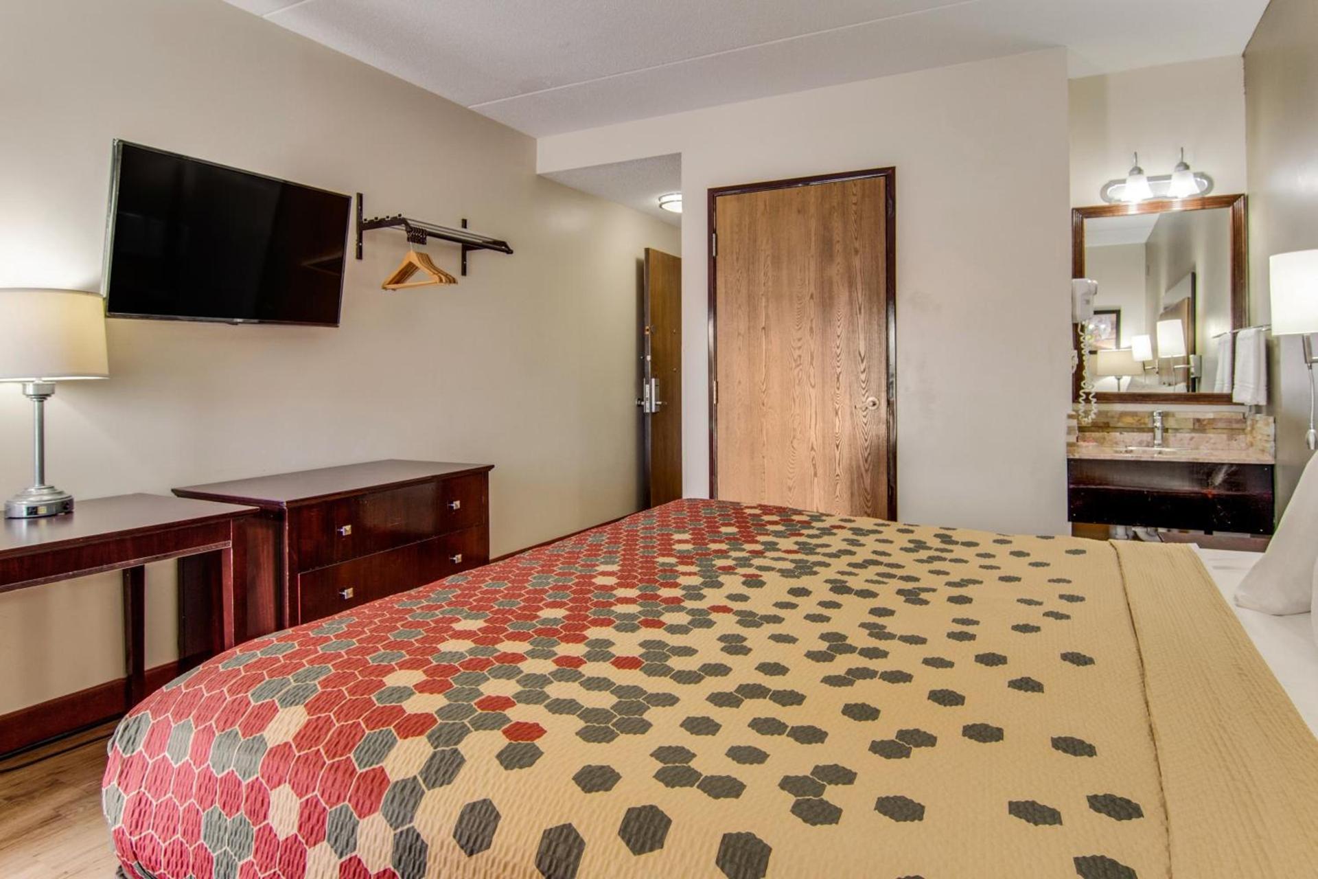 Econo Lodge Cadillac by Choice photo 31