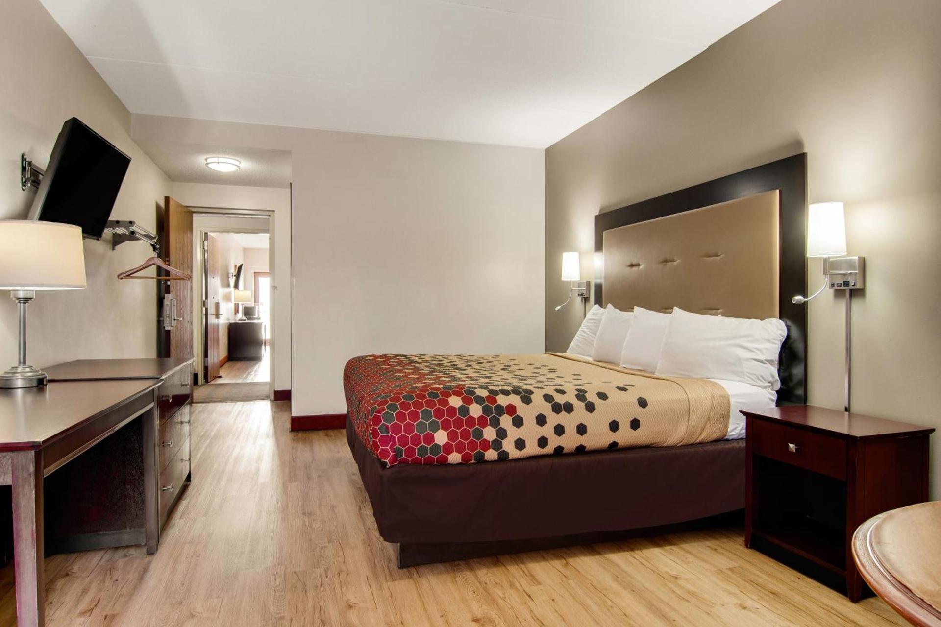 Econo Lodge Cadillac by Choice photo 32