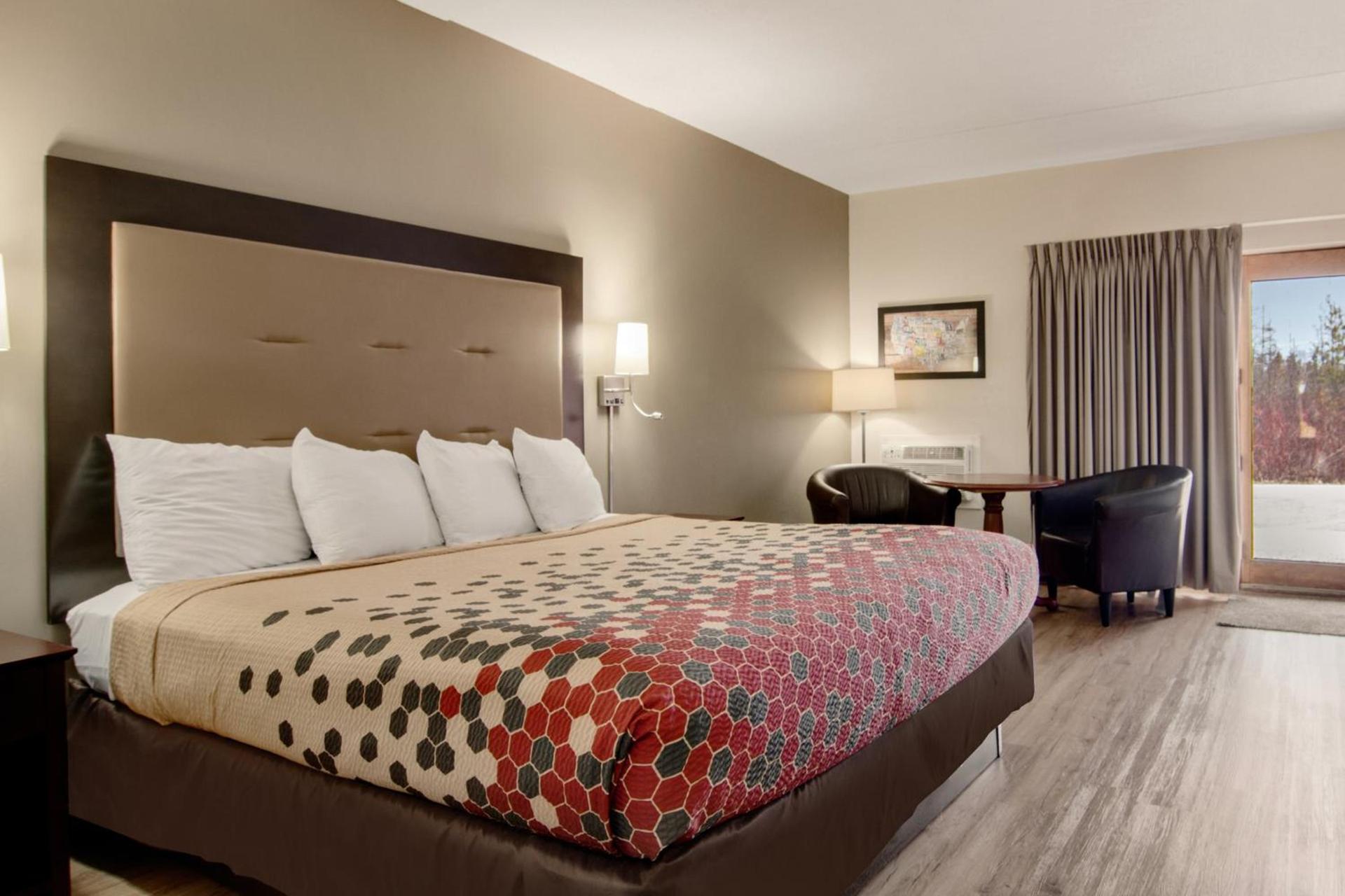 Econo Lodge Cadillac by Choice photo 33