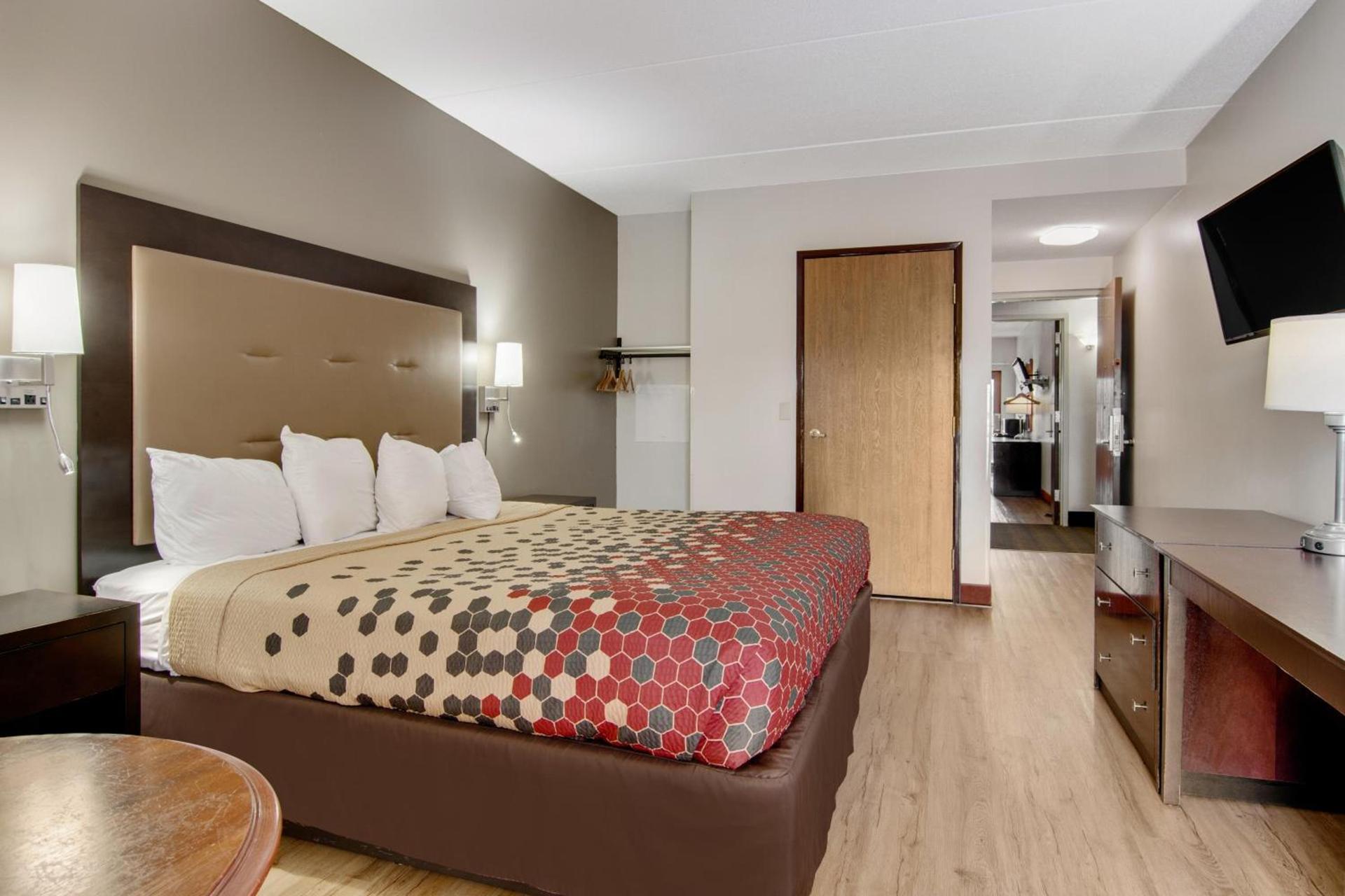 Econo Lodge Cadillac by Choice photo 38
