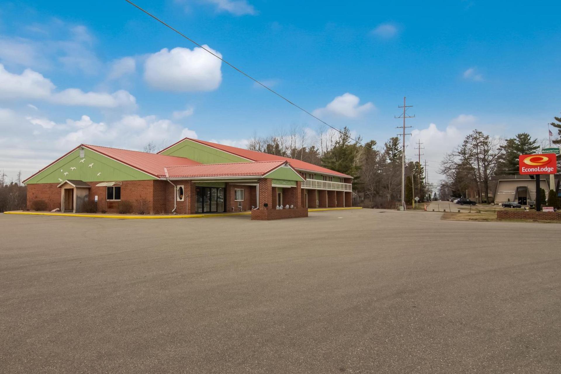 Econo Lodge Cadillac by Choice photo 41