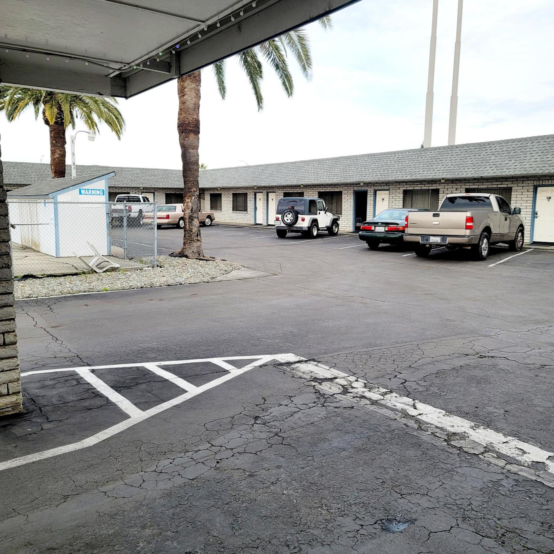 Economy inn photo 10