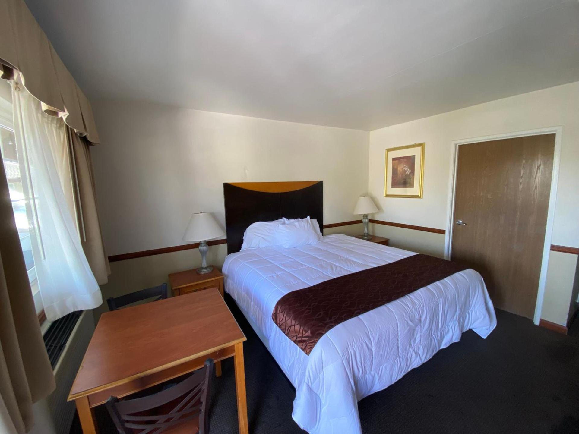 Town and Country Inn photo 83