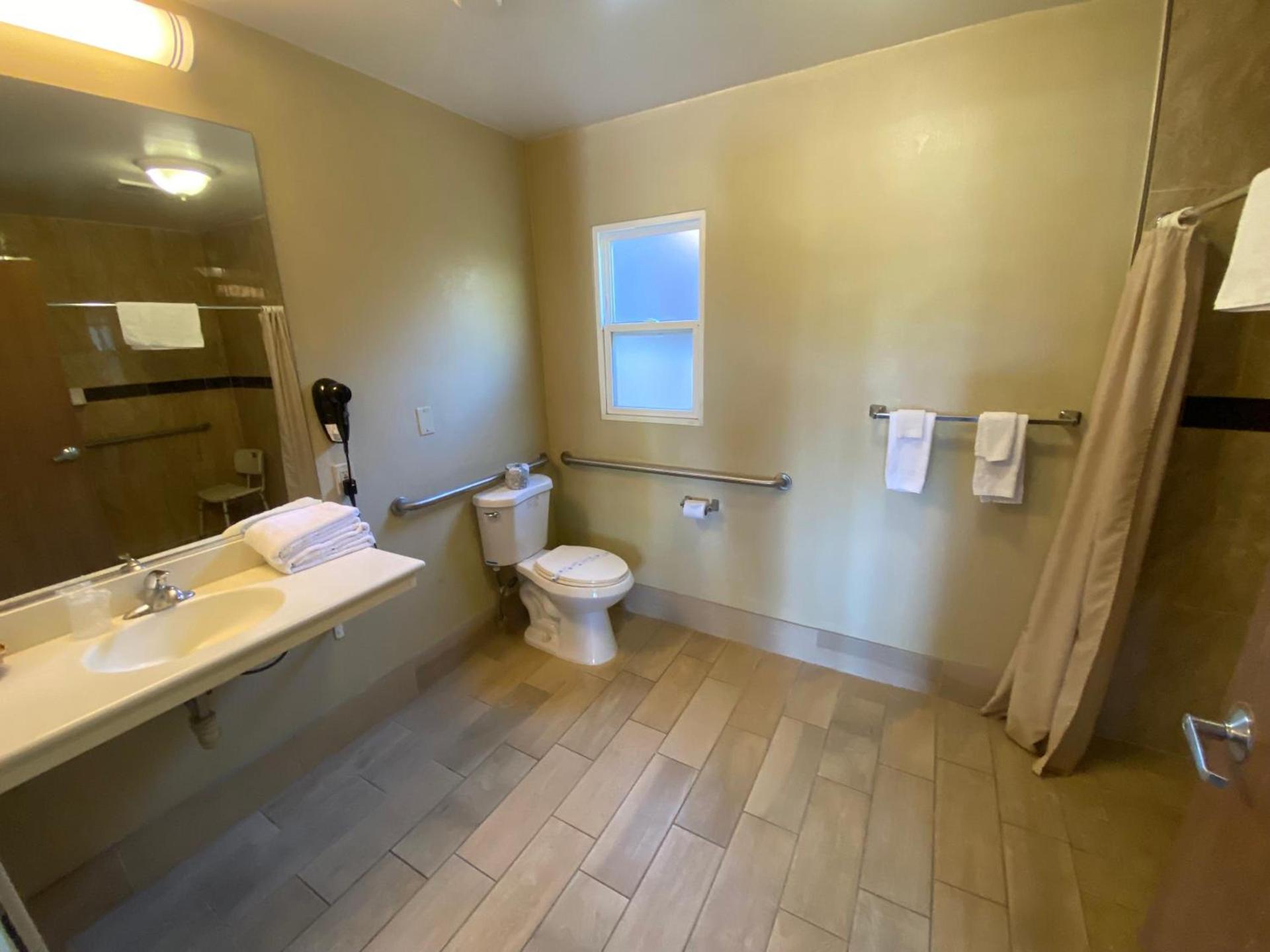 Town and Country Inn photo 89