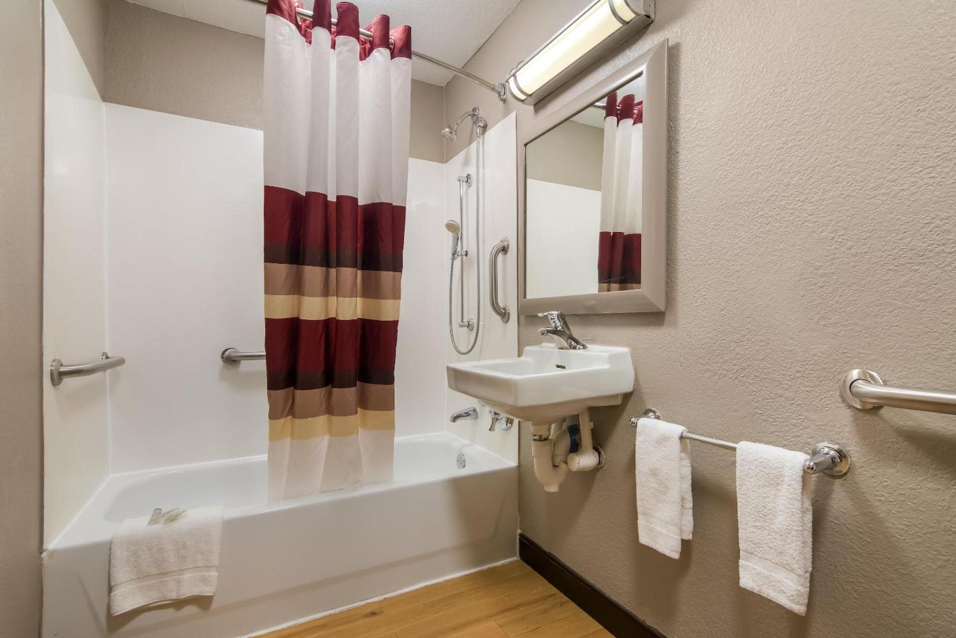 Red Roof Inn Durham - Triangle Park photo 31