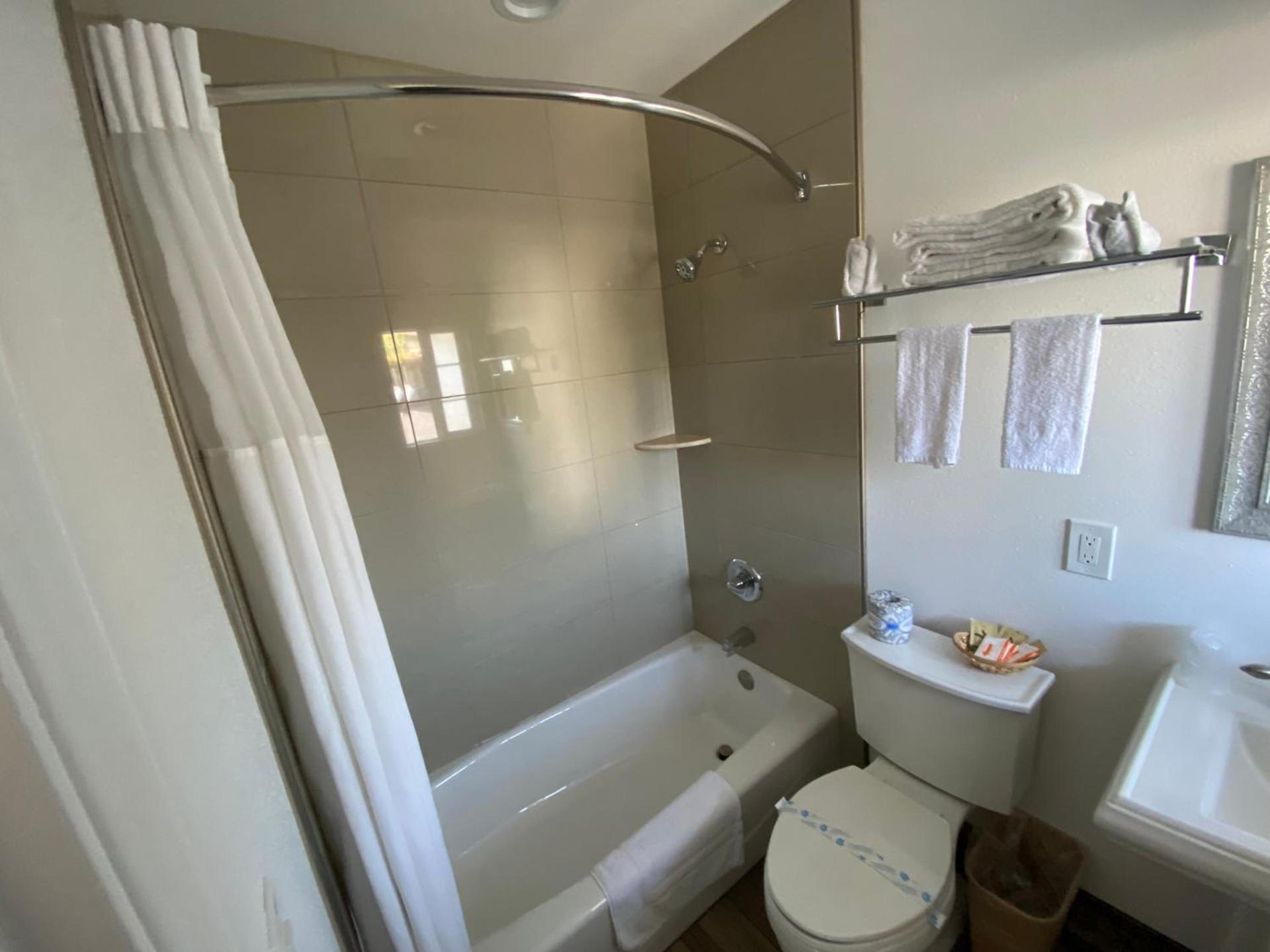 Town and Country Inn photo 32