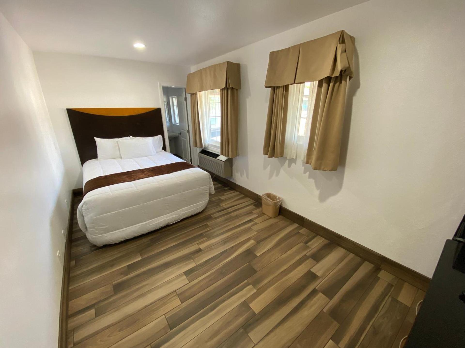 Town and Country Inn photo 93