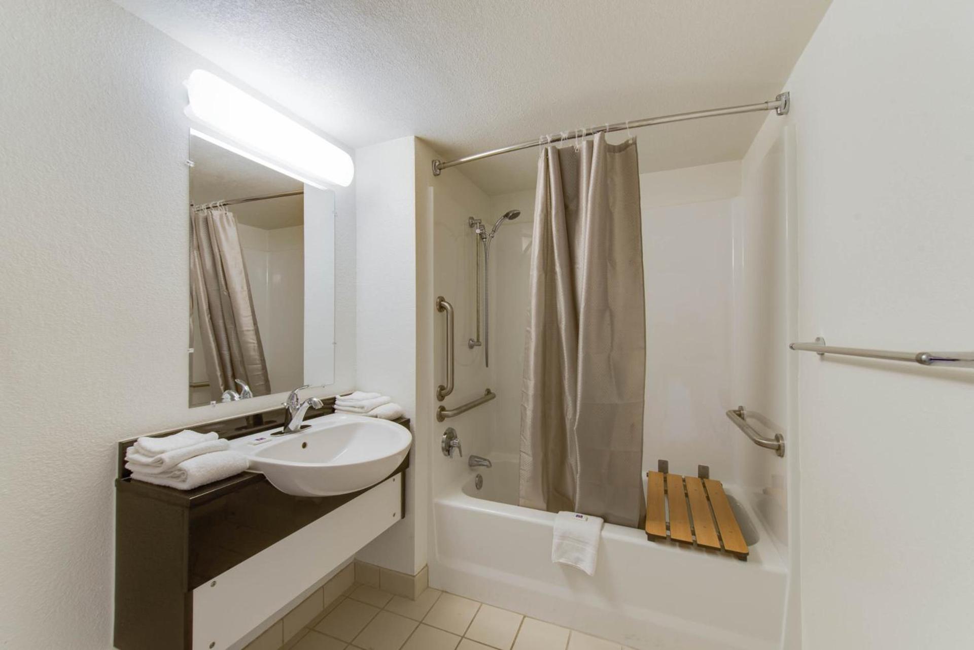 Travelodge by Wyndham Norfolk Airport photo 32