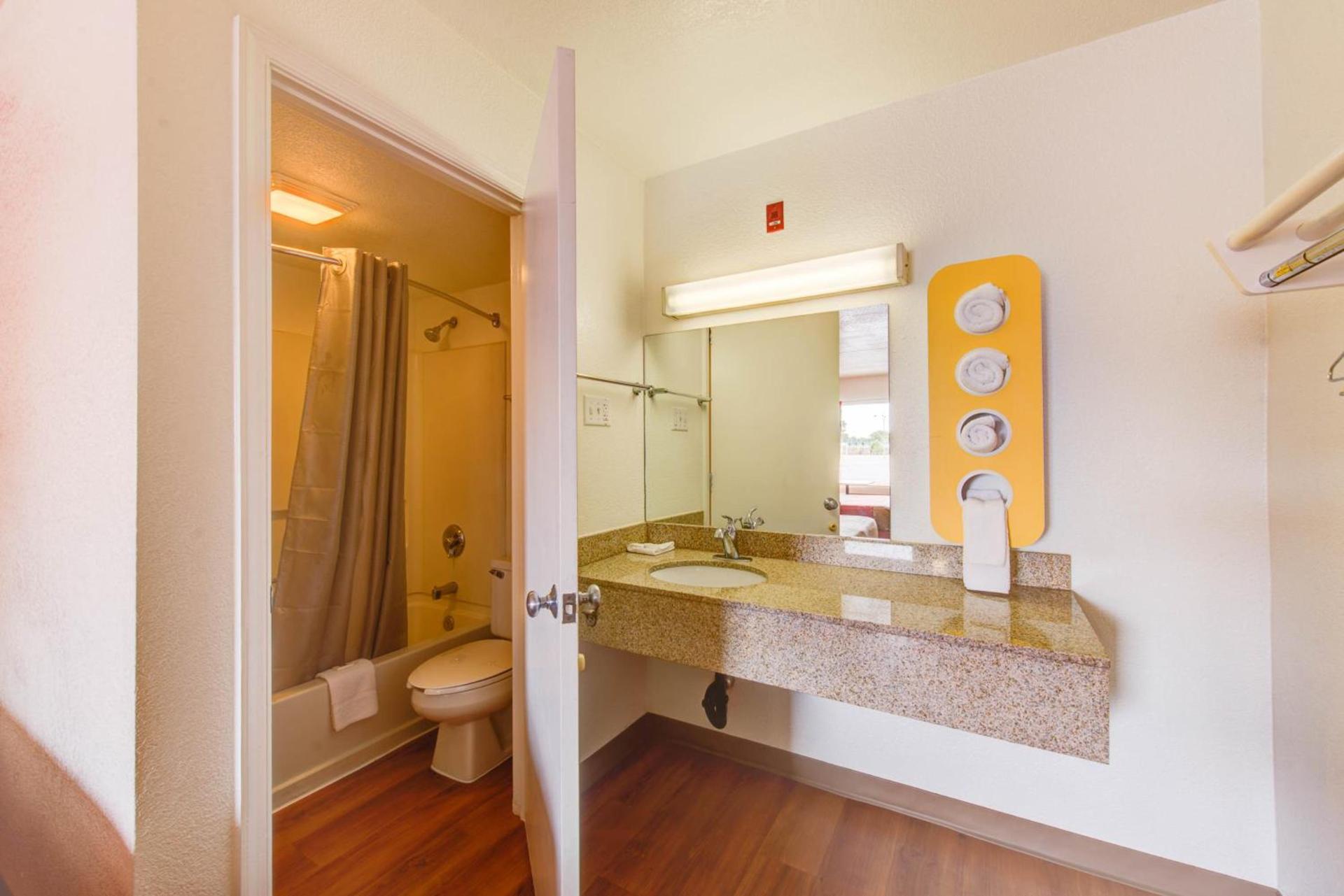 Travelodge by Wyndham Norfolk Airport photo 33