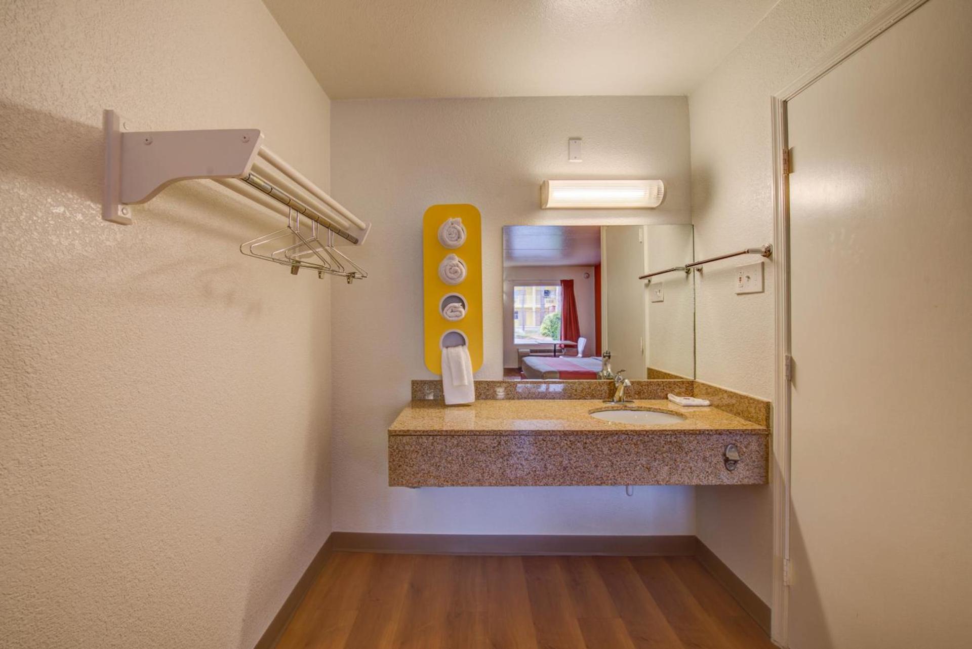 Travelodge by Wyndham Norfolk Airport photo 38