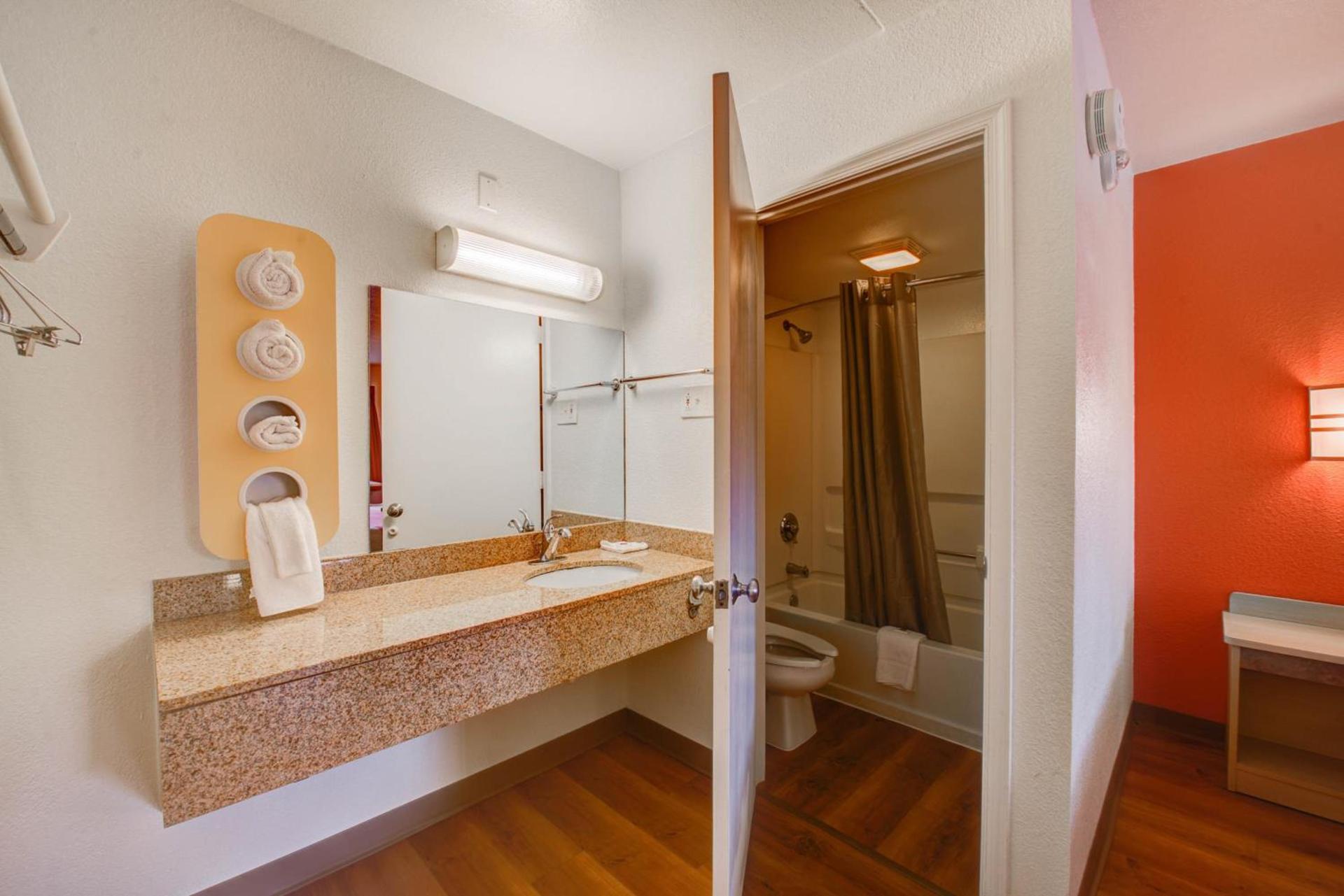 Travelodge by Wyndham Norfolk Airport photo 39