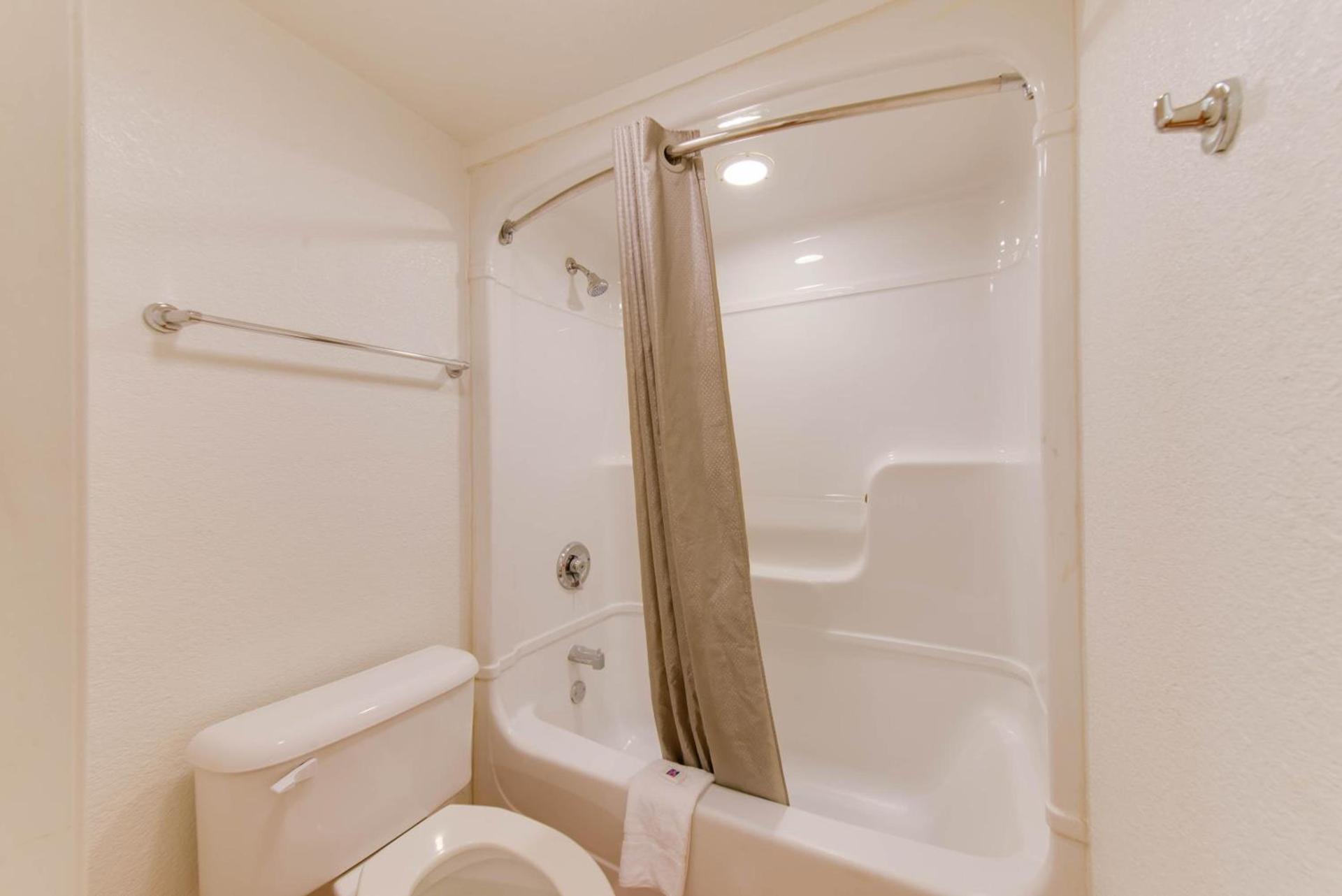 Travelodge by Wyndham Norfolk Airport photo 47
