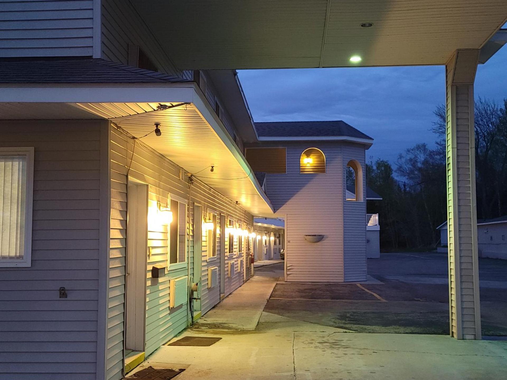 Mackinaw Budget Inn photo 20