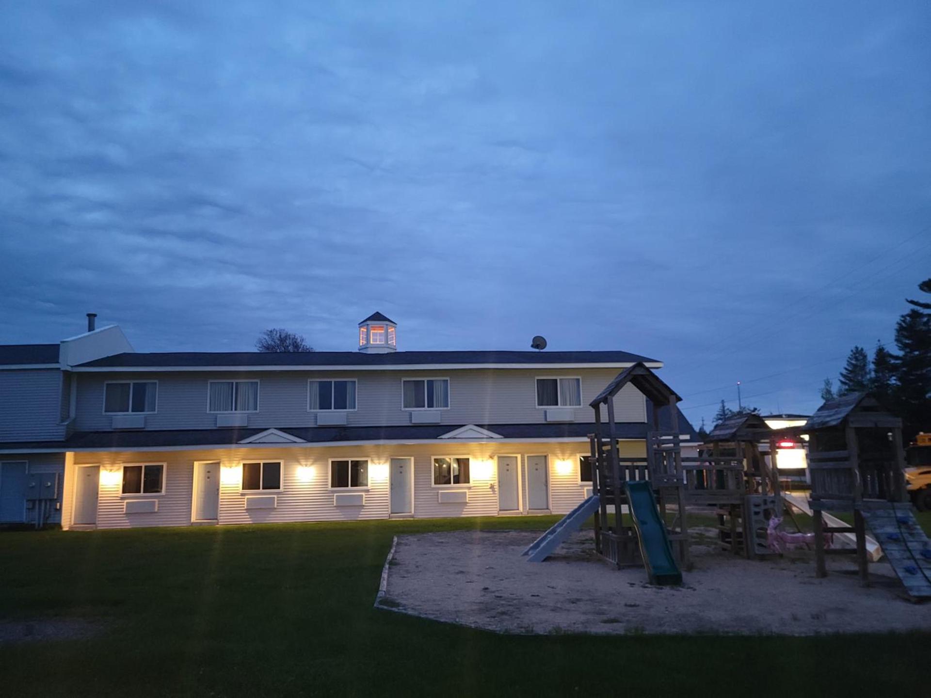 Mackinaw Budget Inn photo 21