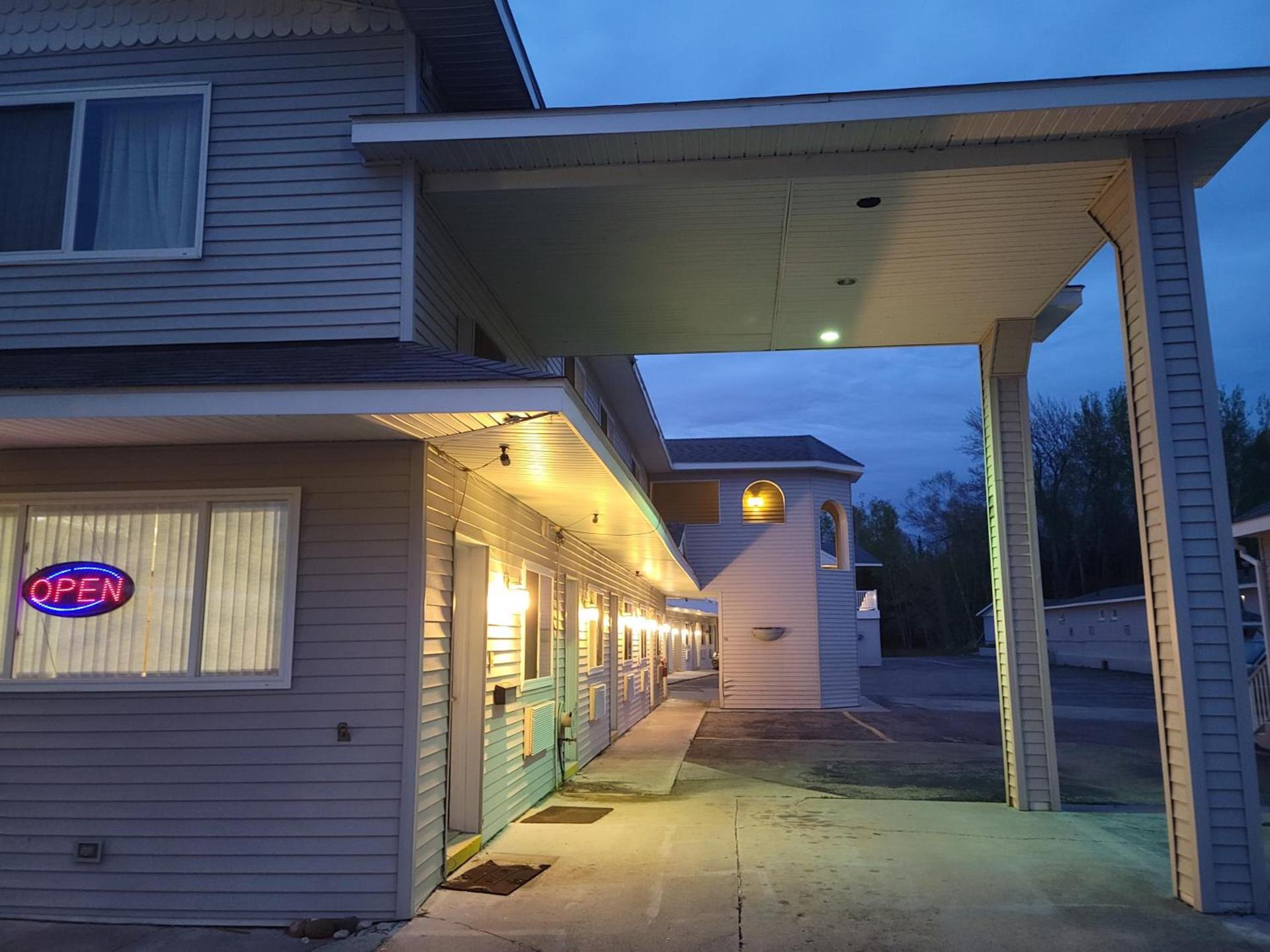 Mackinaw Budget Inn photo 22