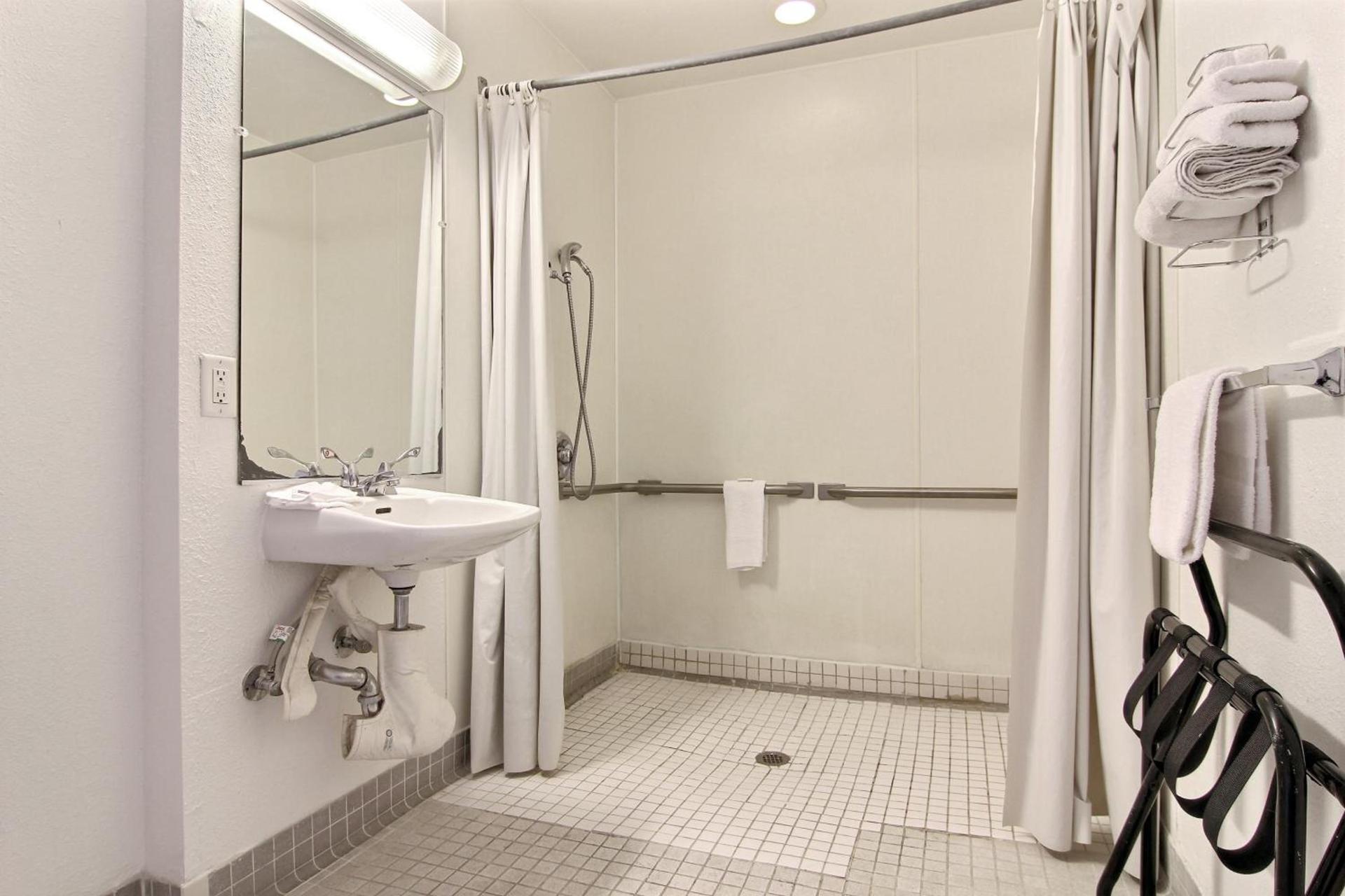 Travelodge by Wyndham Raton photo 27