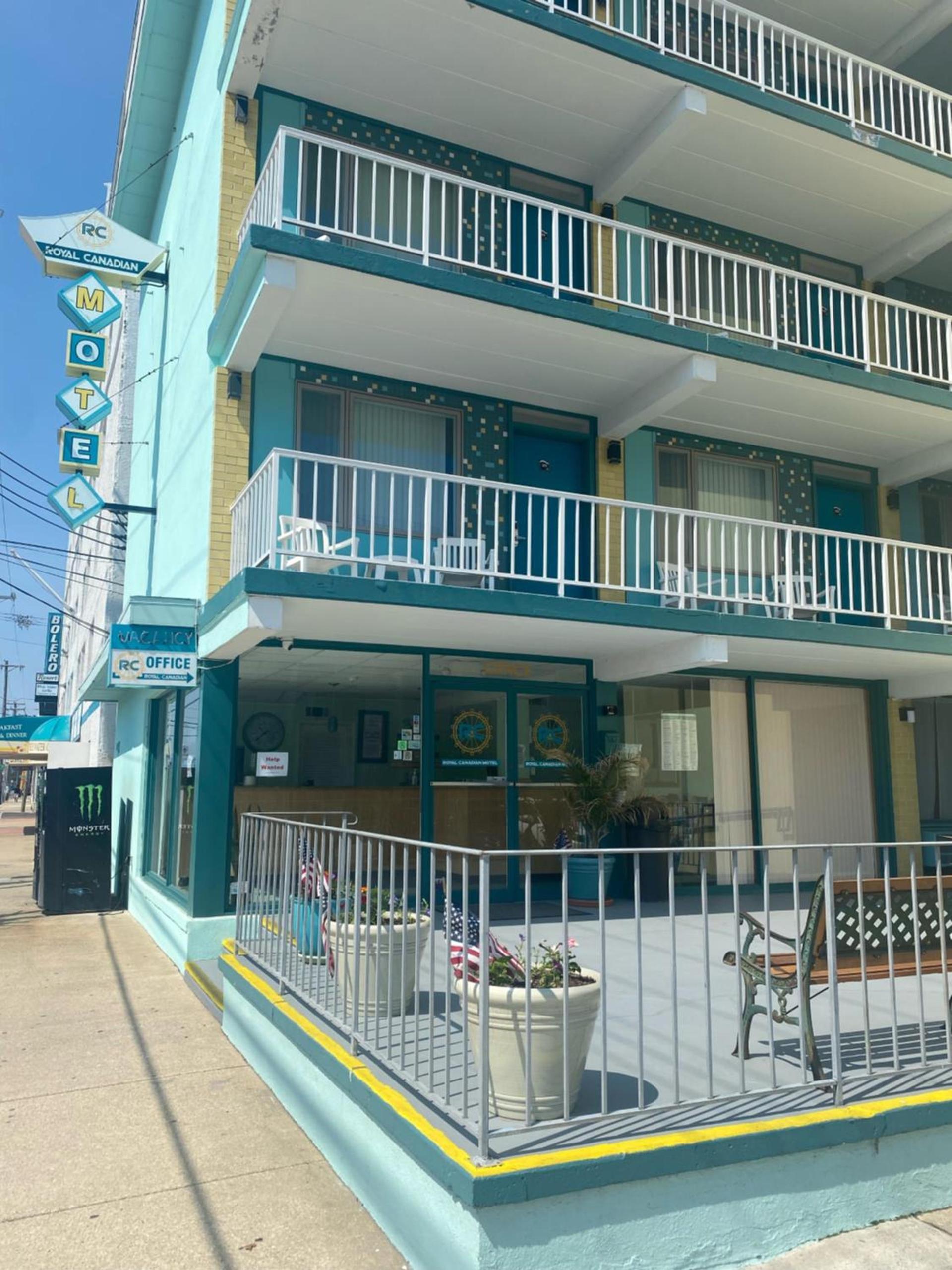 Royal Canadian Motel photo 6