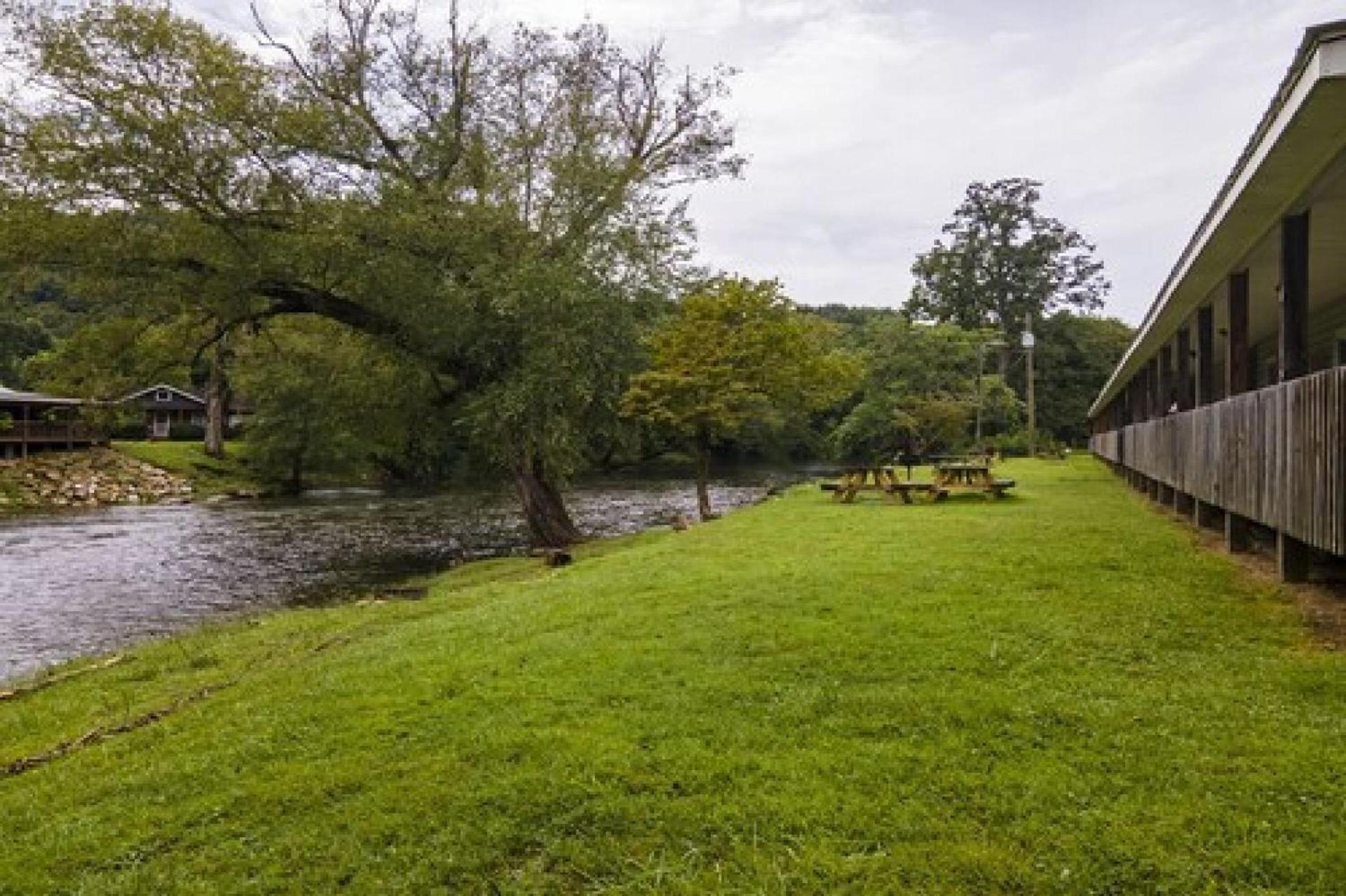 Lloyd's On The River Country Inn By Oyo photo 60