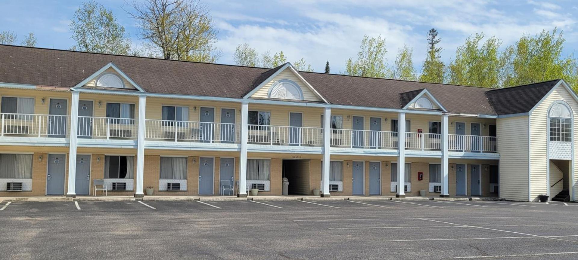 Thunderbird Inn of Mackinaw City photo 1