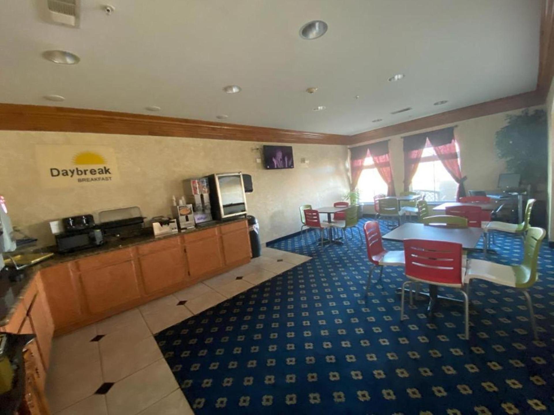 Days Inn & Suites by Wyndham Cleburne TX photo 10