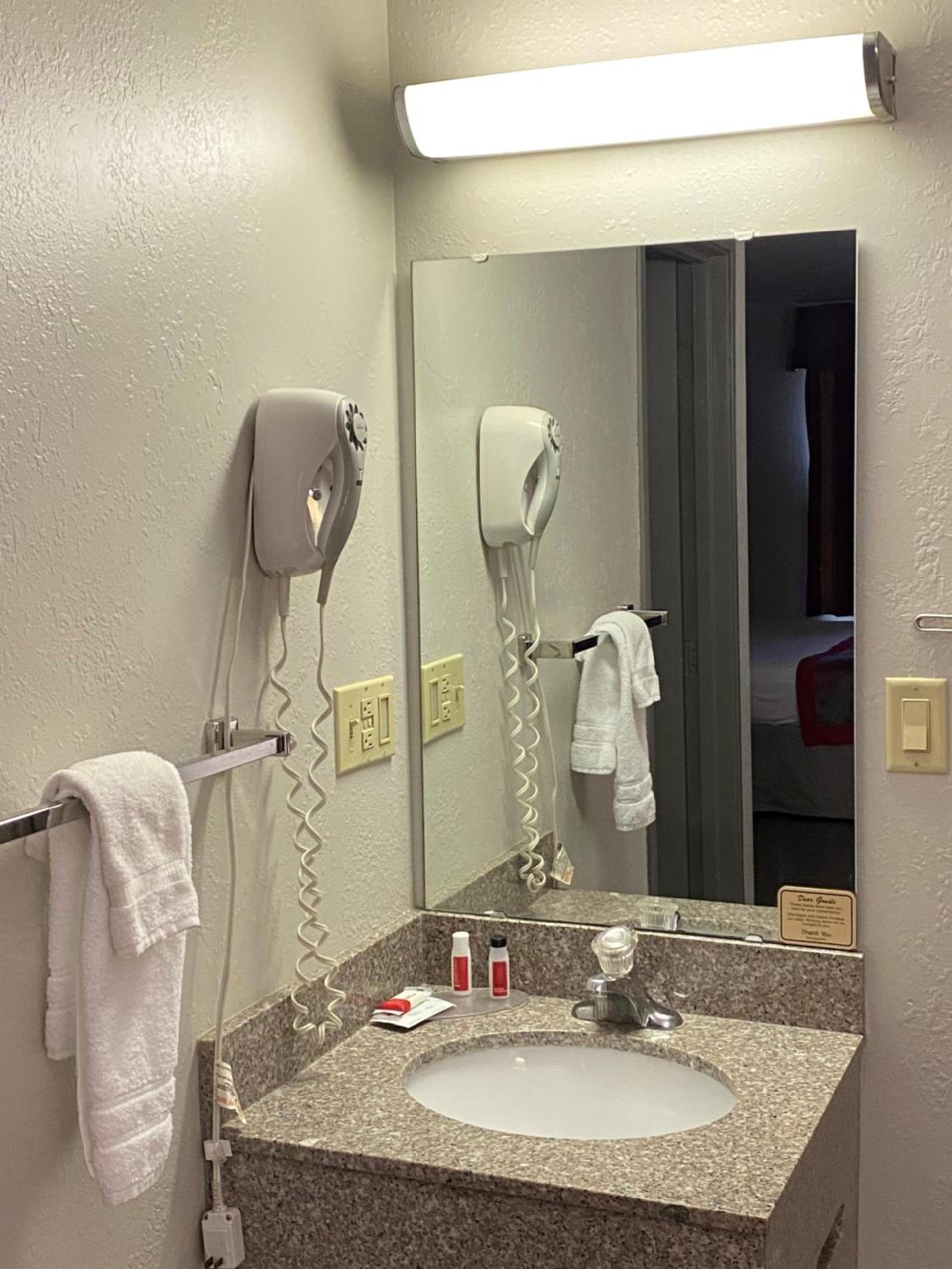 Ramada by Wyndham Sioux Falls photo 3