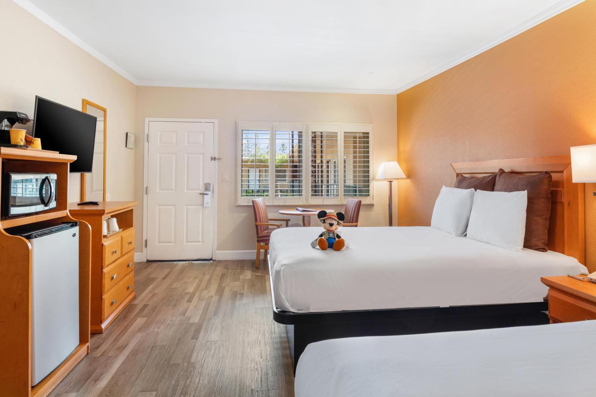 Anaheim Islander Inn and suites near Park and Convention center photo 13