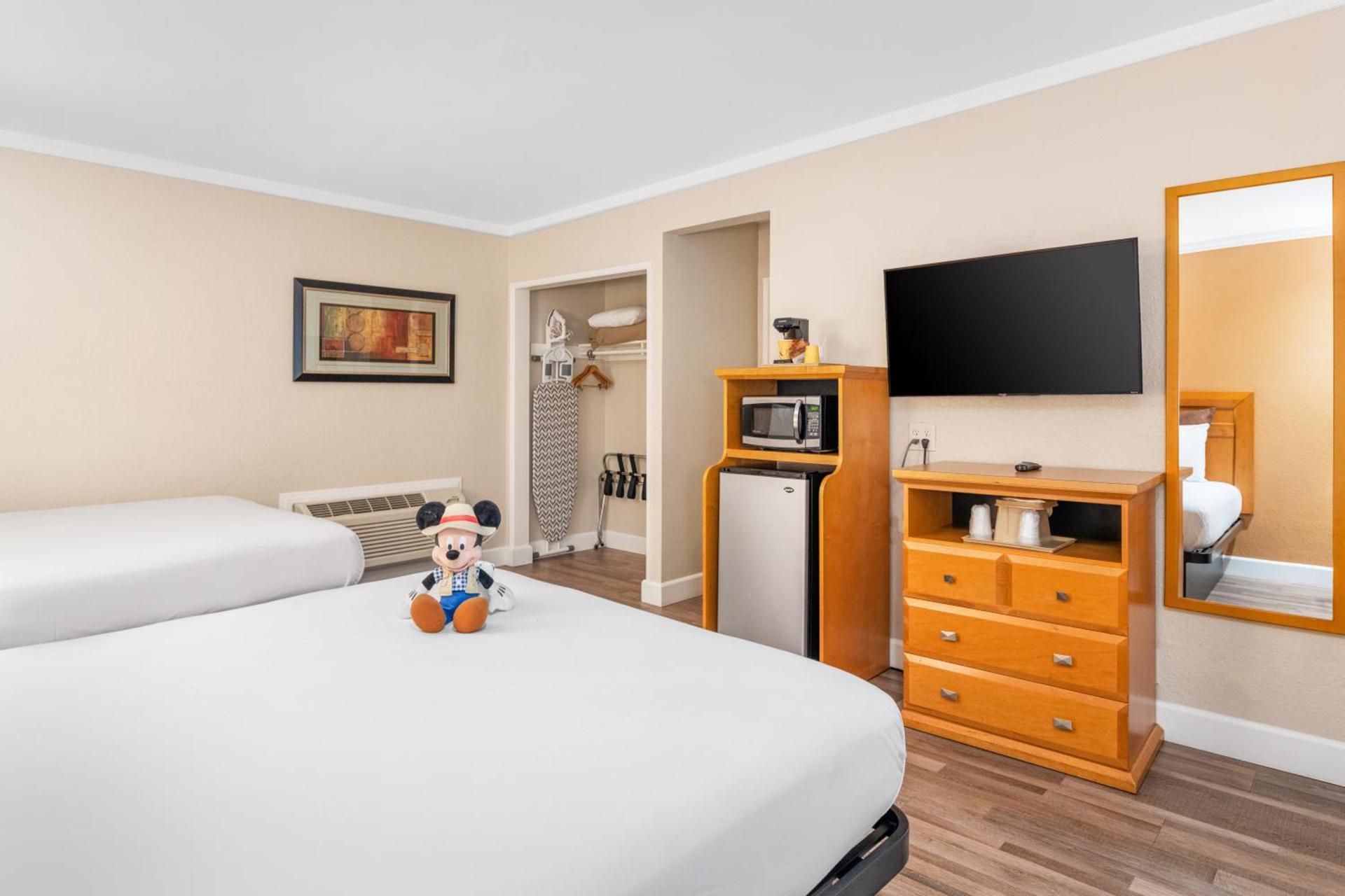 Anaheim Islander Inn and suites near Park and Convention center photo 12