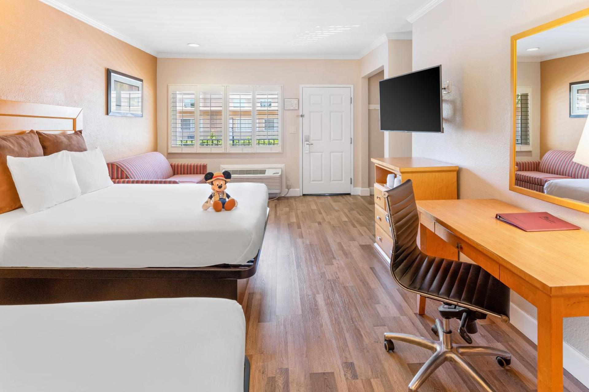 Anaheim Islander Inn and suites near Park and Convention center photo 5